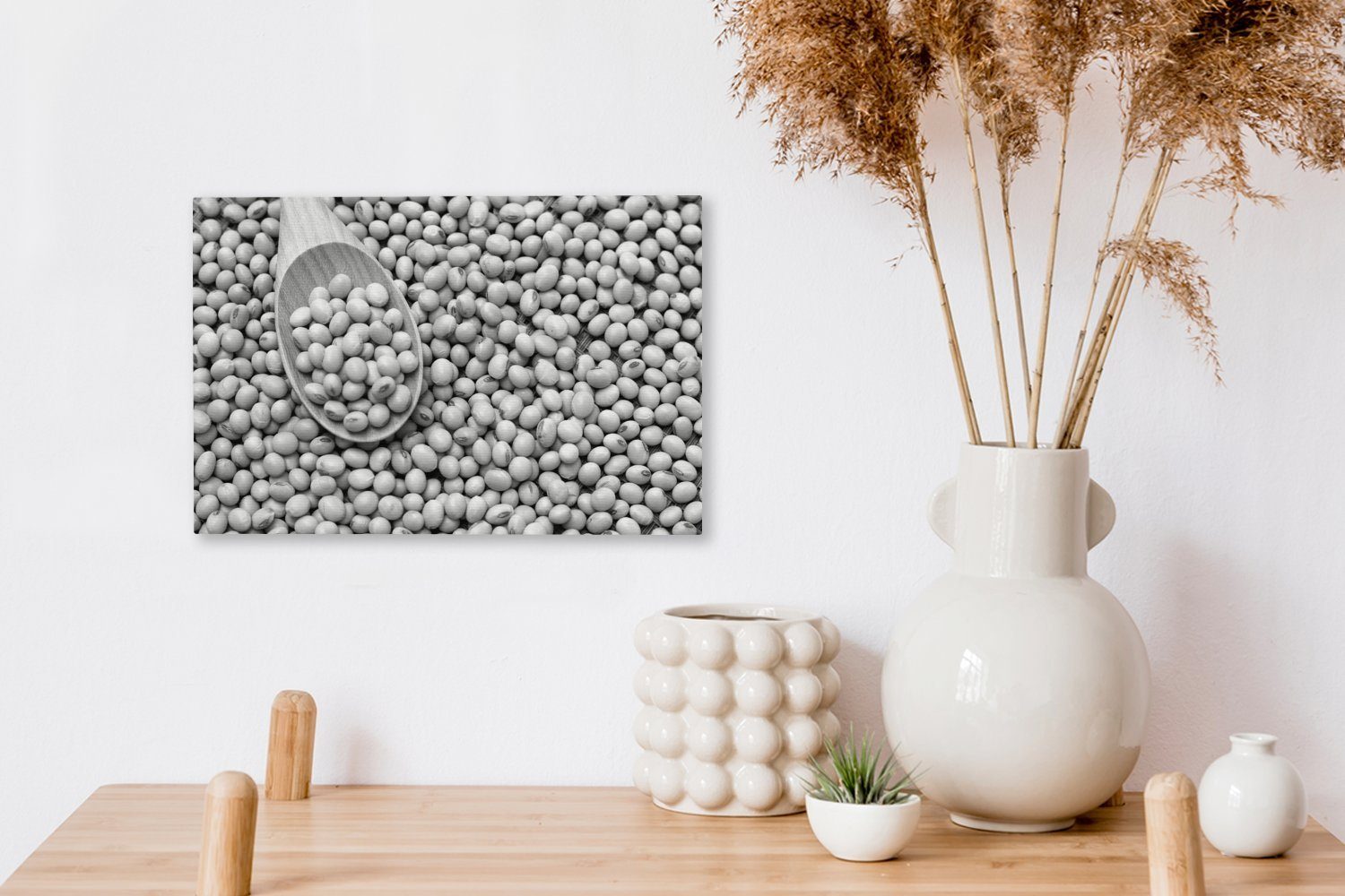 OneMillionCanvasses® Leinwandbild Bild von Wandbild Wanddeko, mit Holzlöffel Sojabohnen einem gefüllt und cm -, Leinwandbilder, St), Aufhängefertig, 30x20 (1 Sojabohnen