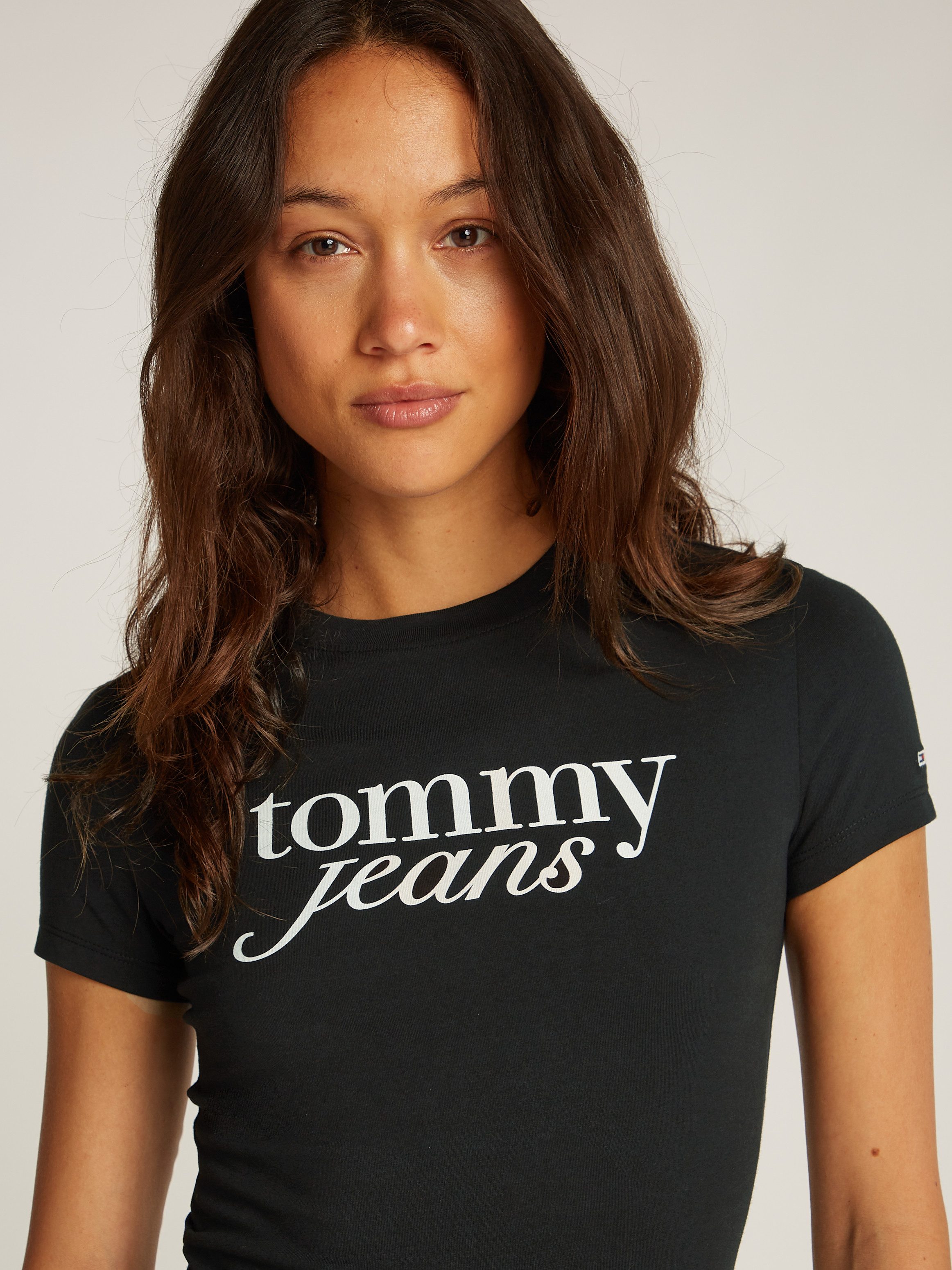 Tommy Jeans Curve Rundhalsshirt Shirt TJW SLIM ESSENTIAL in Großen Größen, Logo-Print auf Brusthöhe, mit Logostickerei