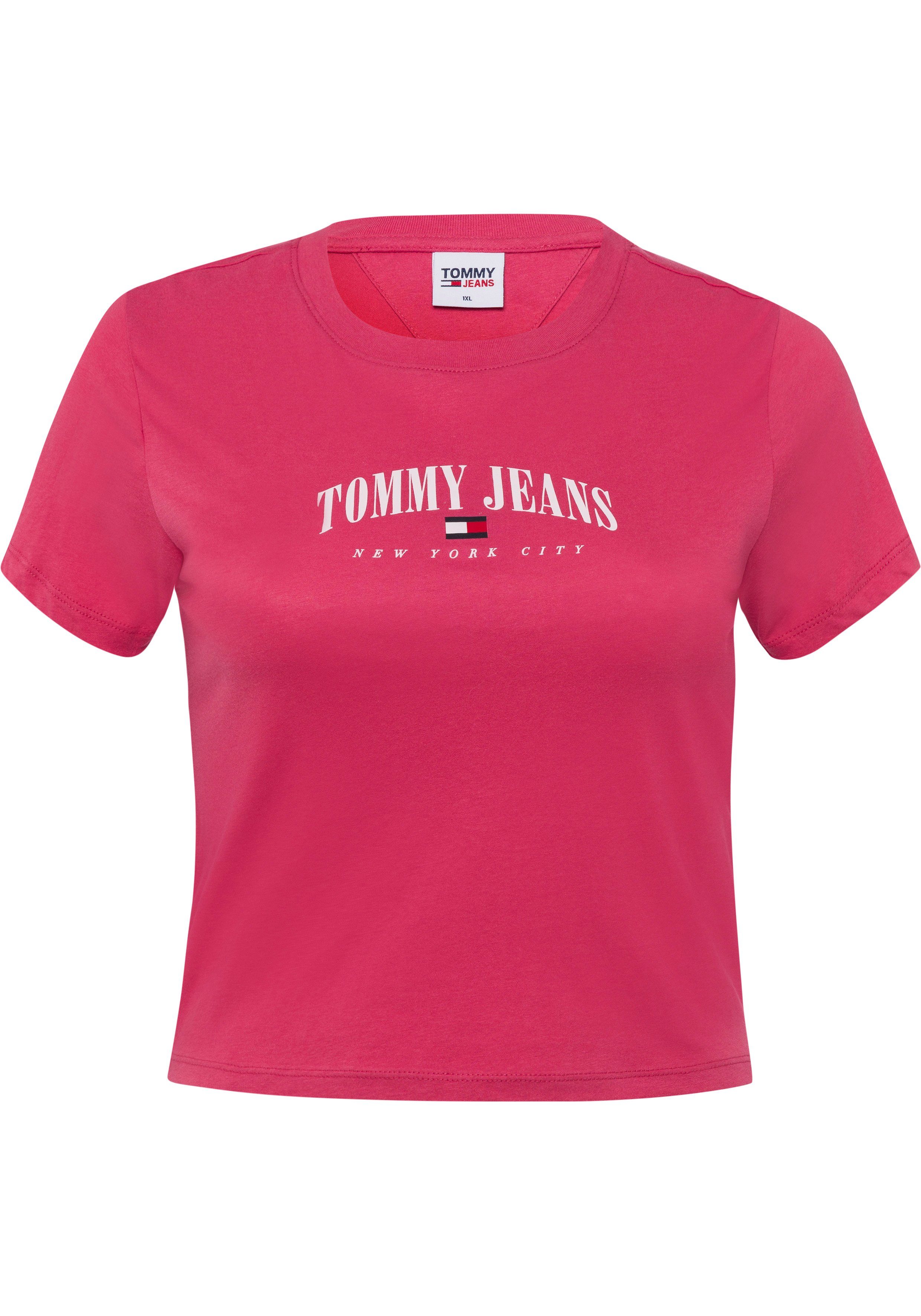 ESSENTIAL TJW CURVE,mit 2 BBY SS (1-tlg) Tommy Kurzarmshirt PLUS Curve CRV Jeans-Markendetails Tommy Washed-Crimson SIZE LOGO Jeans