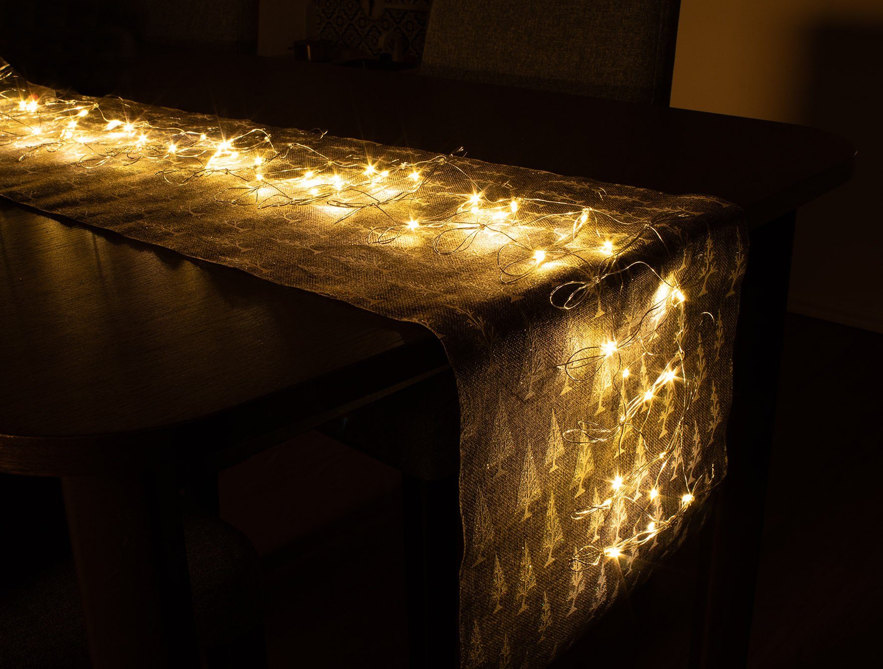 Spetebo Вузькі скатертини LED Вузькі скатертини aus flexiblem Draht - 120 cm (Packung, 1 tlg), Tisch Deko Beleuchtung 50 LED Batterie betrieben