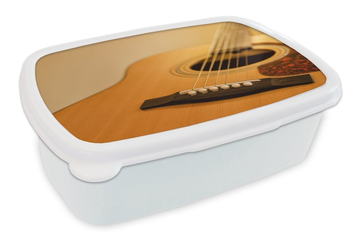 MuchoWow Lunchbox Gekippte Ansicht einer akustischen Gitarre, Kunststoff, (2-tlg), Brotbox für Kinder und Erwachsene, Brotdose, für Jungs und Mädchen weiß