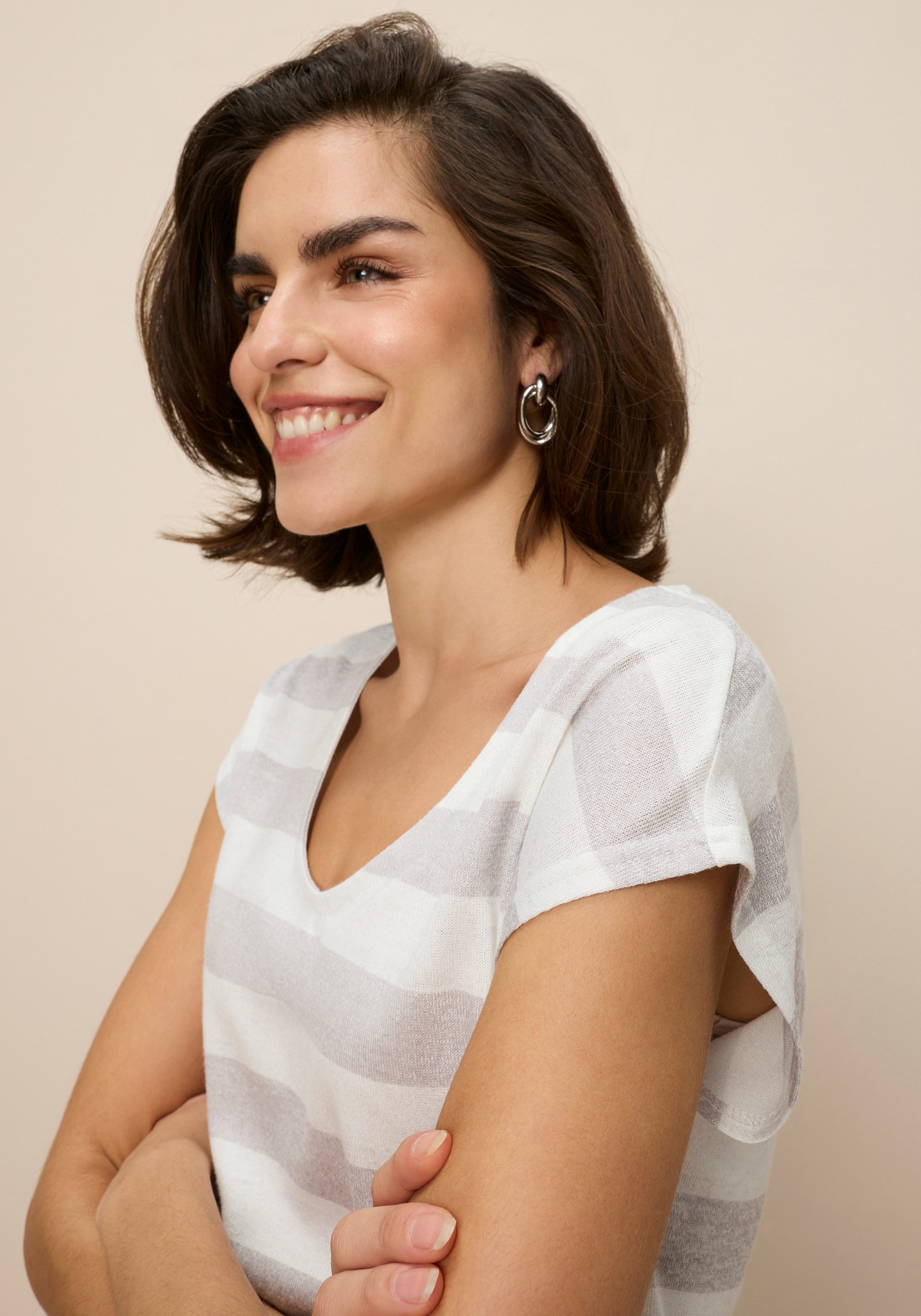 Tamaris V-Shirt mit lässigem Schnitt und Streifen. € 26,99, (€ 26,99 pro 1 Stk).