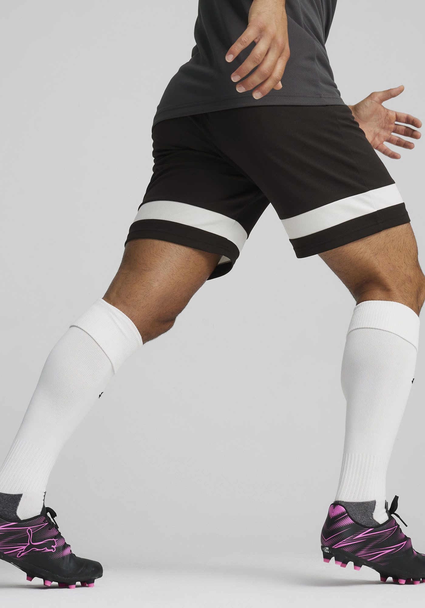 PUMA Trainingsshorts INDIVIDUALRISE SHORTS mit atmungsaktiven Mesh-Einsätzen, feuchtigkeitsableitendes Material