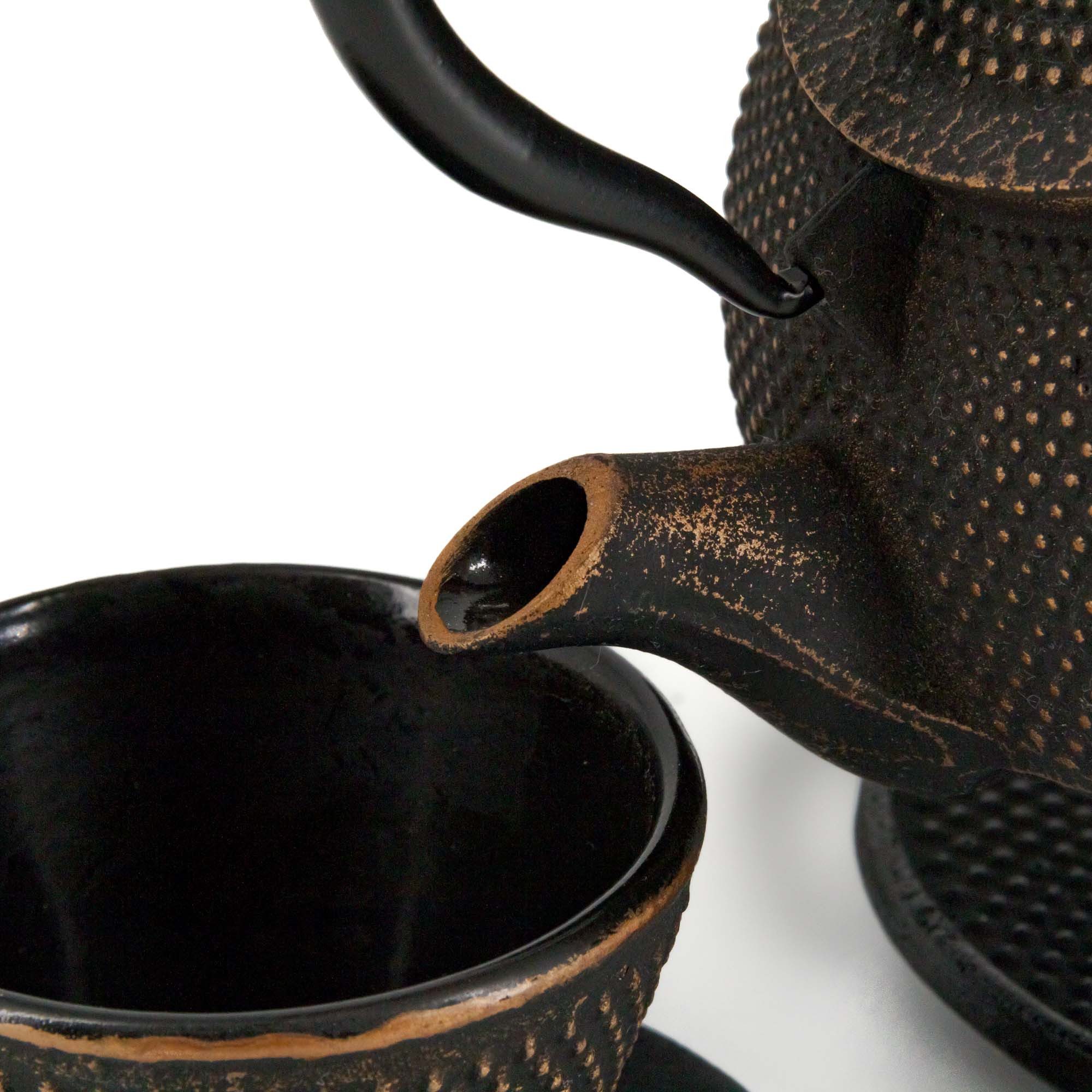 teayumi Teekanne ARARE Tetsubin Komplett-Set Gusseisenkanne 900 ml Schwarzgold, 0.9 l, (Komplett-Set, 8-teilig), mit herausnehmbaren Edelstahlsieb, mit Henkel
