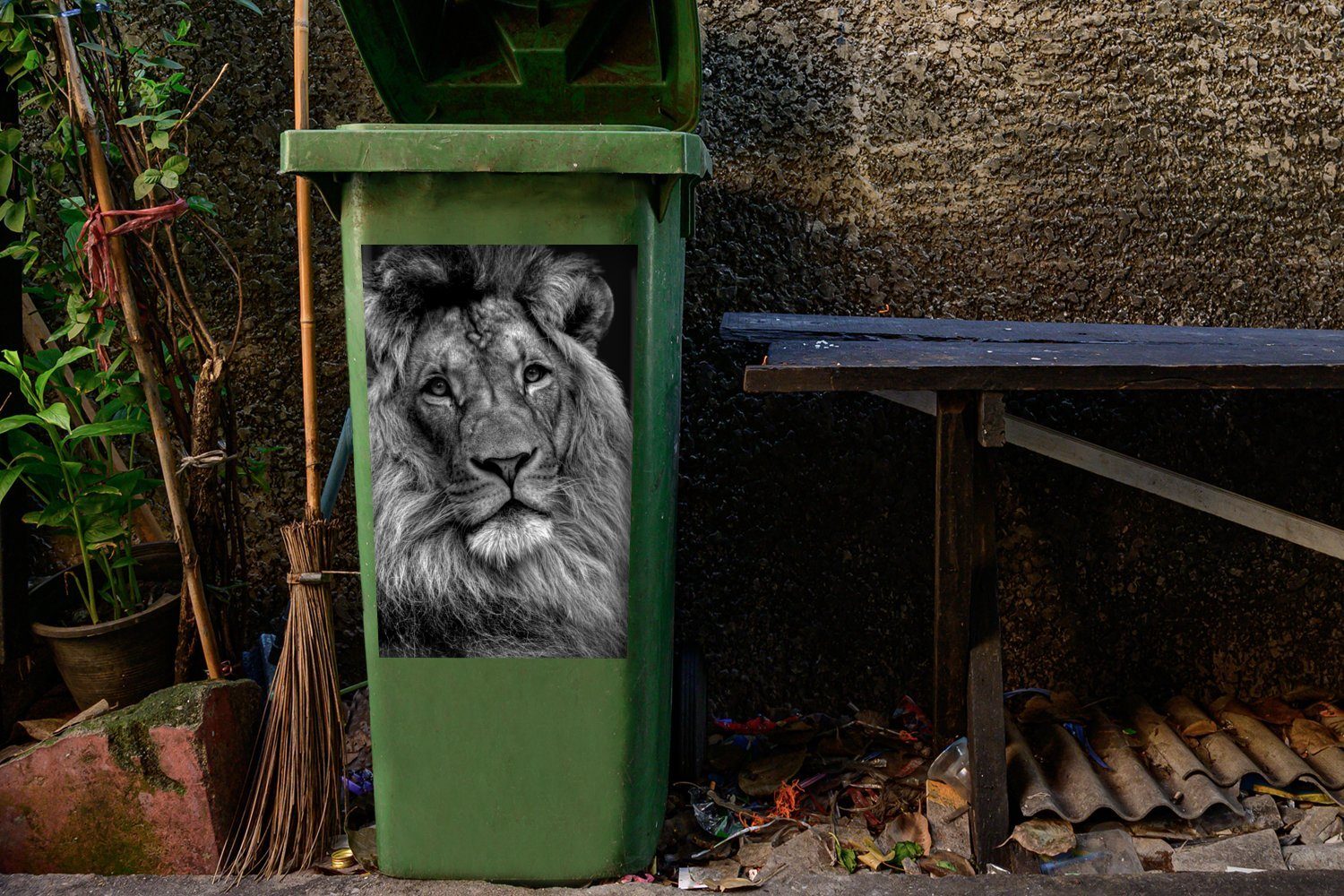 Mülleimer-aufkleber, Mülltonne, weiß Löwe Nahaufnahme Wandsticker Abfalbehälter auf Container, St), schwarzem Hintergrund schwarz MuchoWow - und Sticker, (1