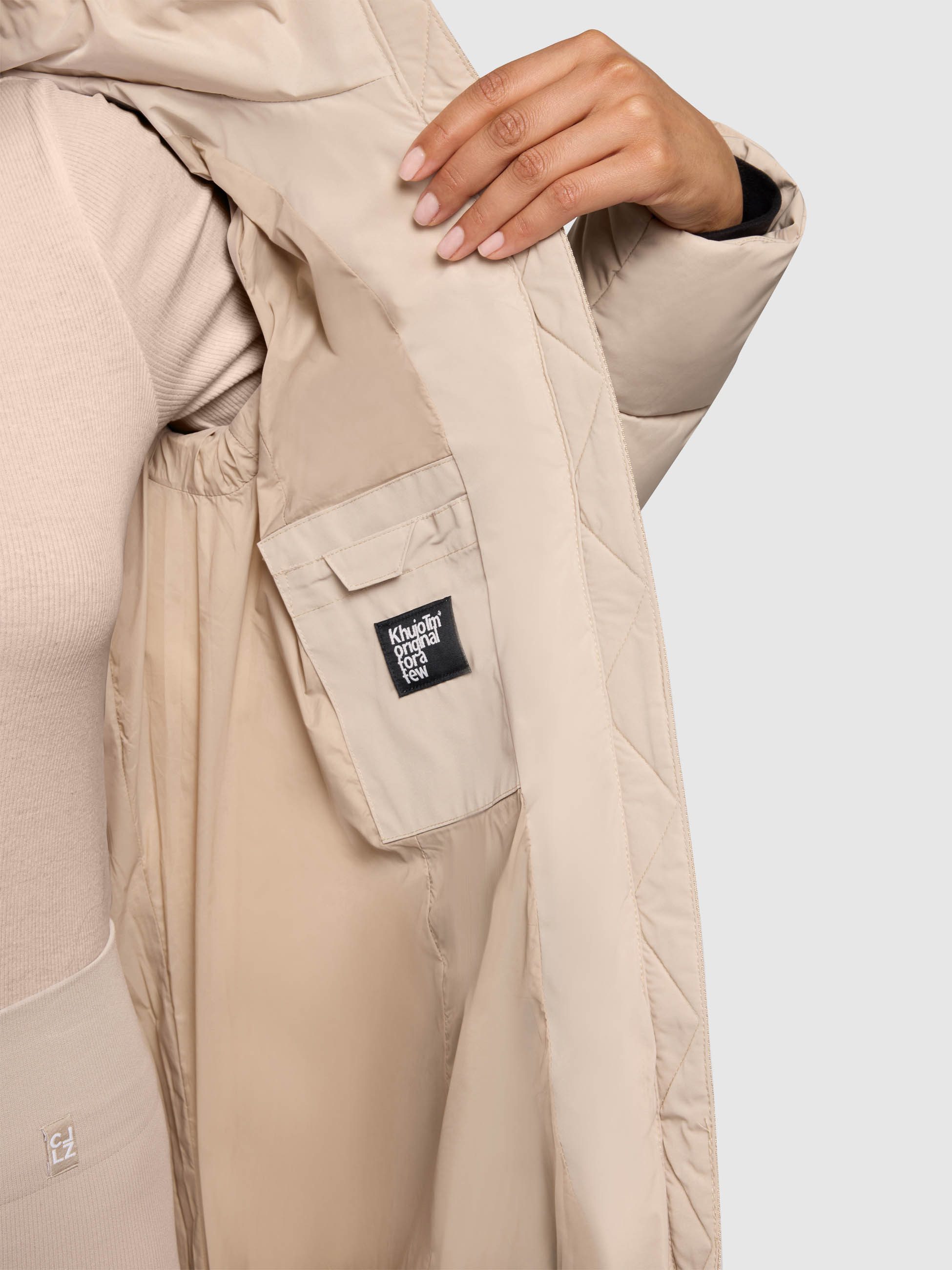 khujo Steppmantel DARKA2 aus Polyester und Nylon, lockerer Schnitt, mit Eingrifftaschen