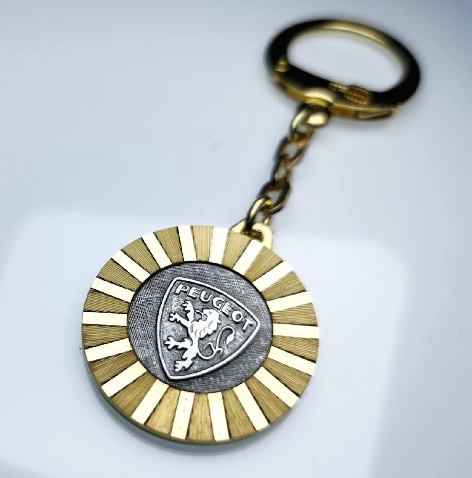 HR Autocomfort Schlüsselanhänger mit Gravur Original 1958 Schlüsselanhänger  PEUGEOT Lüfterrad Anhänger Metall Diamantschliff