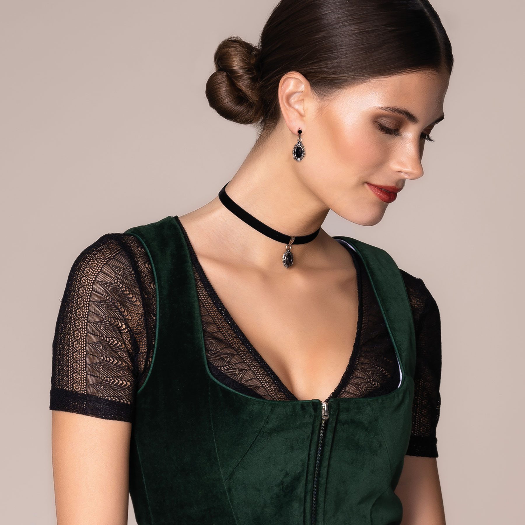 Alpenflüstern Choker Samt-Kropfband Trachten-Stein (schwarz), - nostalgische Trachtenkette enganliegend, Halskette elastisch, elegan – Bild 4 von 5
