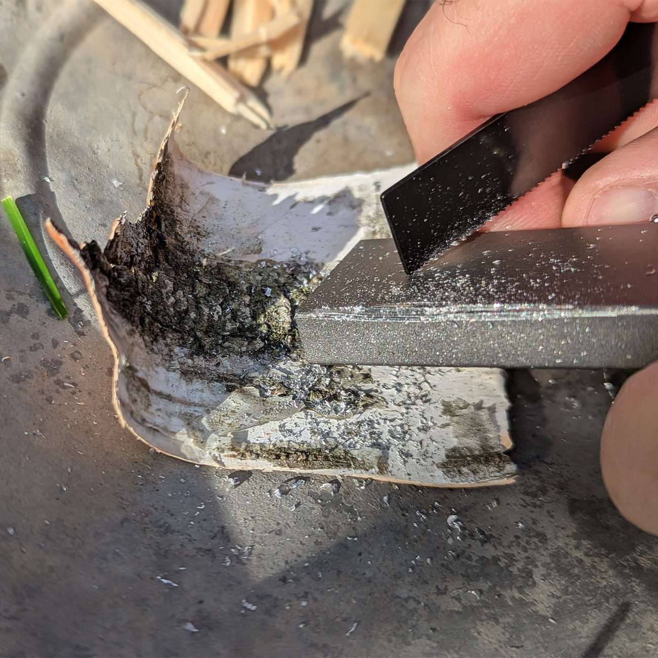 Casativo Feuerzeuge Magnesium-Feueranzünder mit Schaber & Feuerstahl für Outdoor (1-St), Zuverlässig bei Regen & Sturm: Zündet selbst feuchtes Holz an