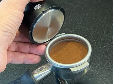 scarlet espresso Küchenmaschinen Zubehör-Set, Tamper »Grande Livello« mit automatischer Ausrichtung, 100% gerader Kaffeepuck, Kinderleicht! von scarlet espresso