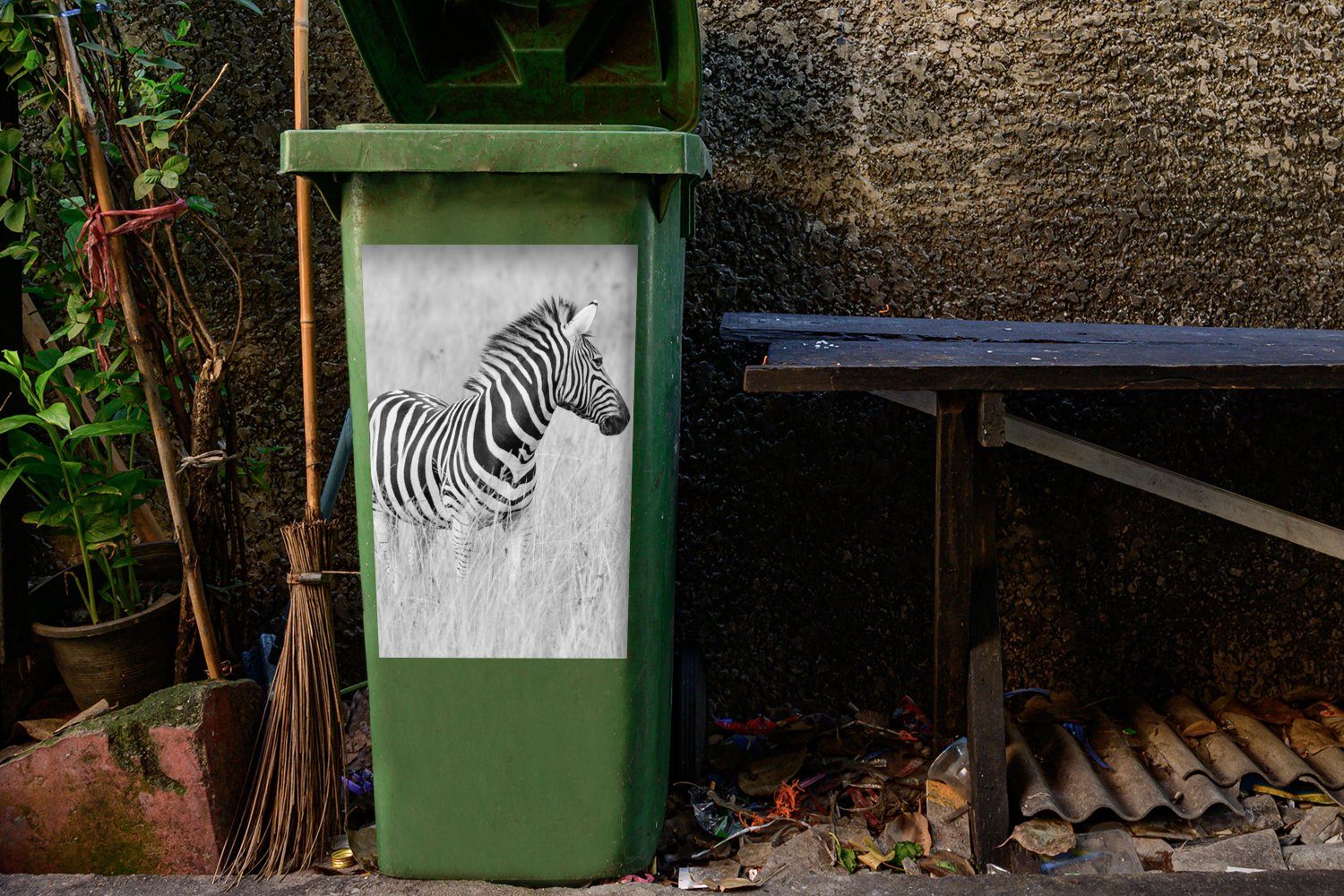 MuchoWow Wandsticker Zebra auf Mülltonne, (1 der Sticker, Mülleimer-aufkleber, St), Container, Abfalbehälter Wiese