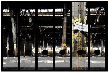 Wallario Etiketten Verlassene alte Fabrik-Halle mit leuchtenden Sonnenstrahlen, Ordnerrücken-Sticker in verschiedenen Ausführungen