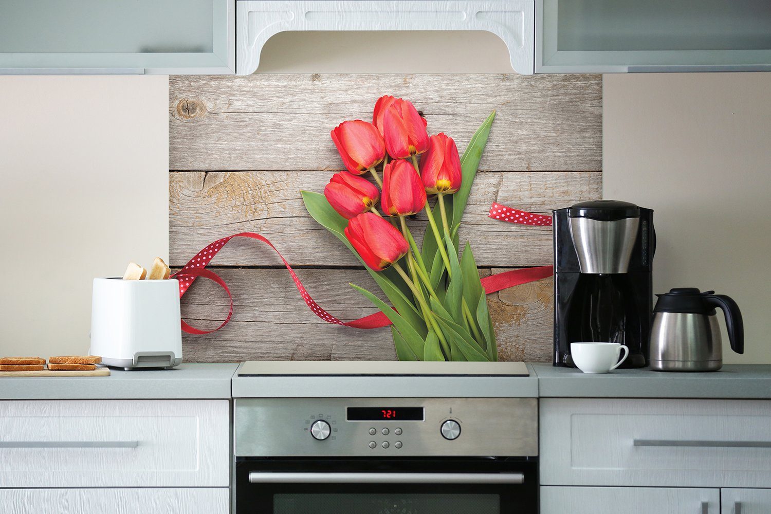 Wallario Küchenrückwand Rote alten Holztisch, einem Tulpen (1-tlg) auf