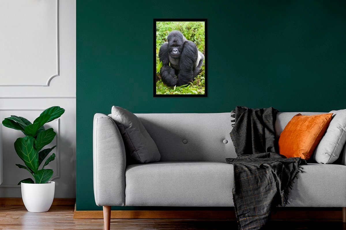 MuchoWow Poster Ein Gerahmtes die St), Schwarzem Bilder, grünen durch Wandposter, Blätter, (1 Bilderrahmen spaziert Gorilla Wanddeko, Poster