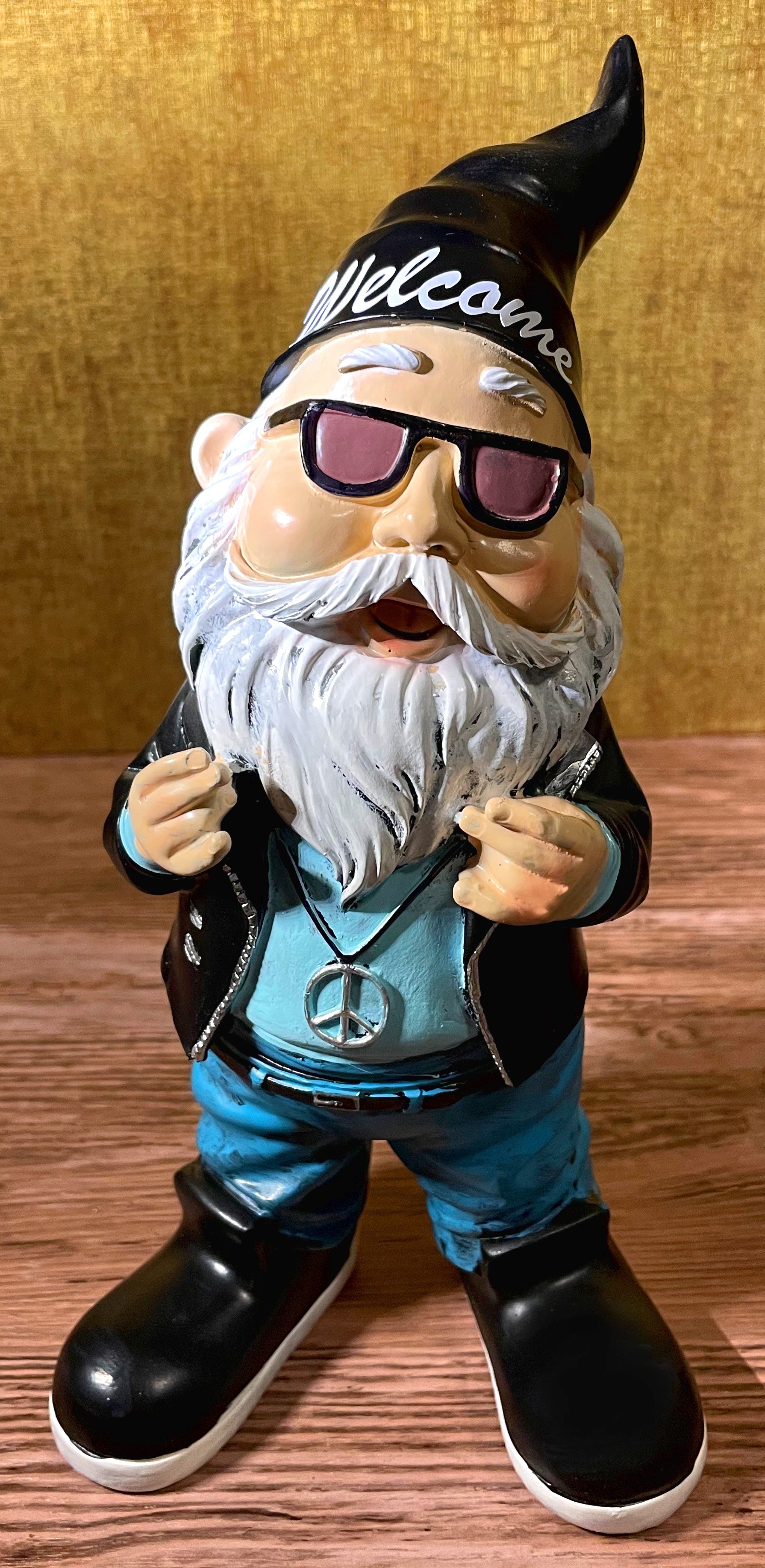 SEWAS Gartenzwerge Dekofigur Gartenzwerg Rocker mit Willkommensgruß Welcome, Dekofigur, Kunststein, wetterfest, handbemalt, Innen- und Außenbereich, 27cm, tolles Geschenk