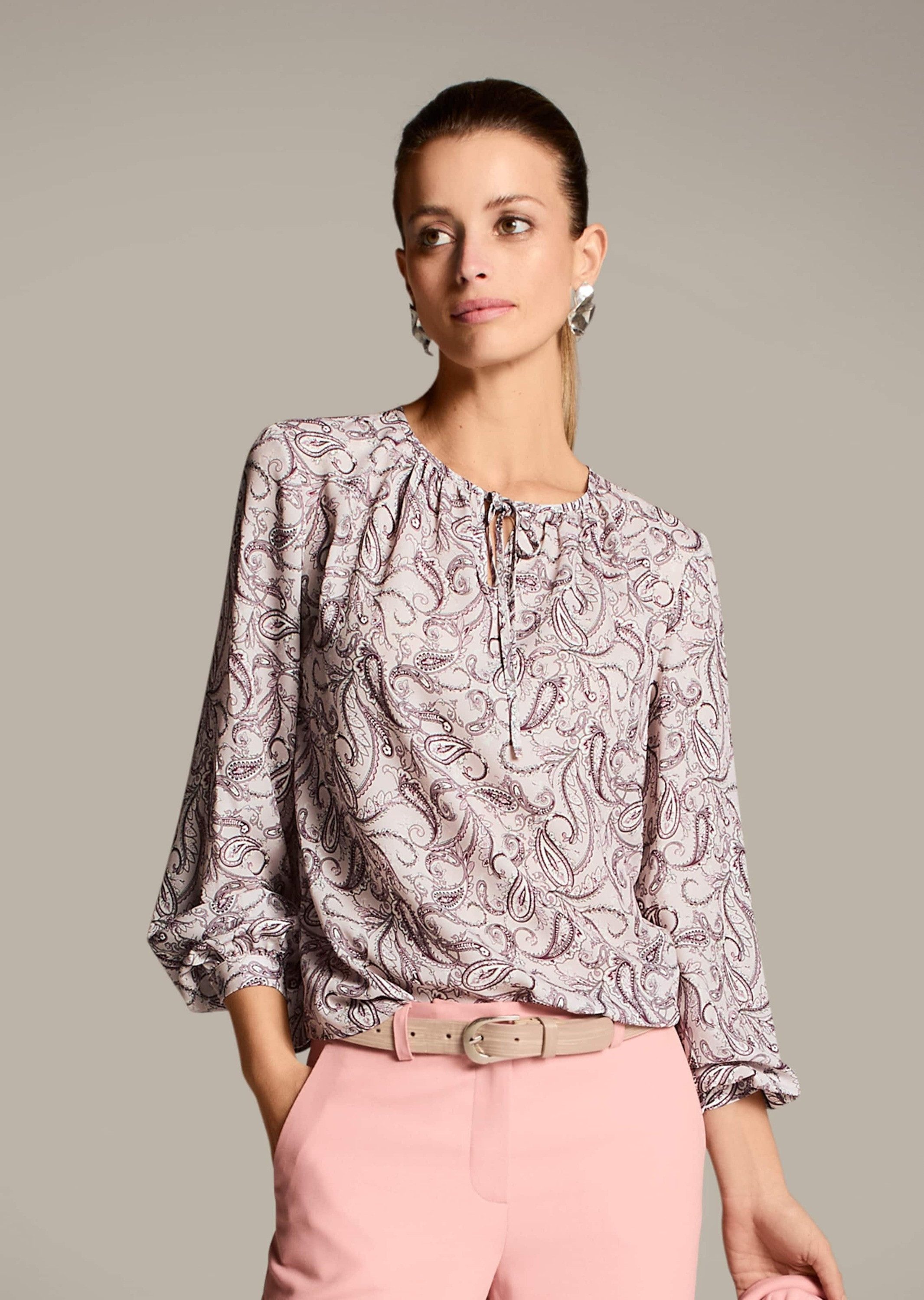 MADELEINE Langarmbluse Rundhals-Bluse mit Paisley-Druck Verspieltes Paisley-Muster, runder Ausschnitt mit Faltenakzent