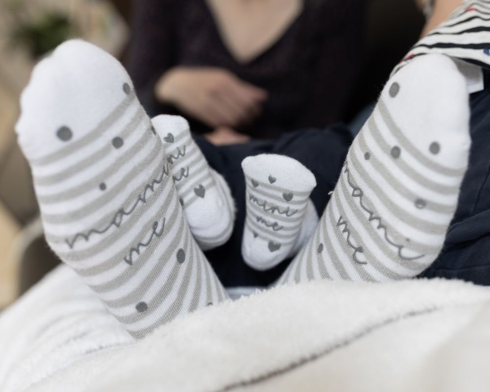 melovely Haussocken Bambus-Socken für Mama & Baby "Mami me & Mini me", Geschenk Schwangere (2-Paar-Set, 2-Paar, 1 Paar für Mama, 1 Paar für Baby, Partnerlook) Mit Aufschrift "Mami-me" und Mini-me"