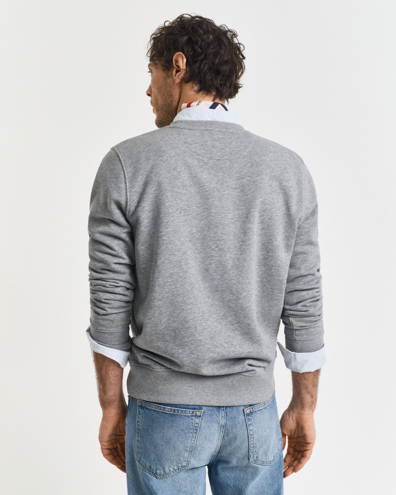 Gant Sweatshirt REG SHIELD C-NECK SWEAT mit Logostickerei auf der Brust