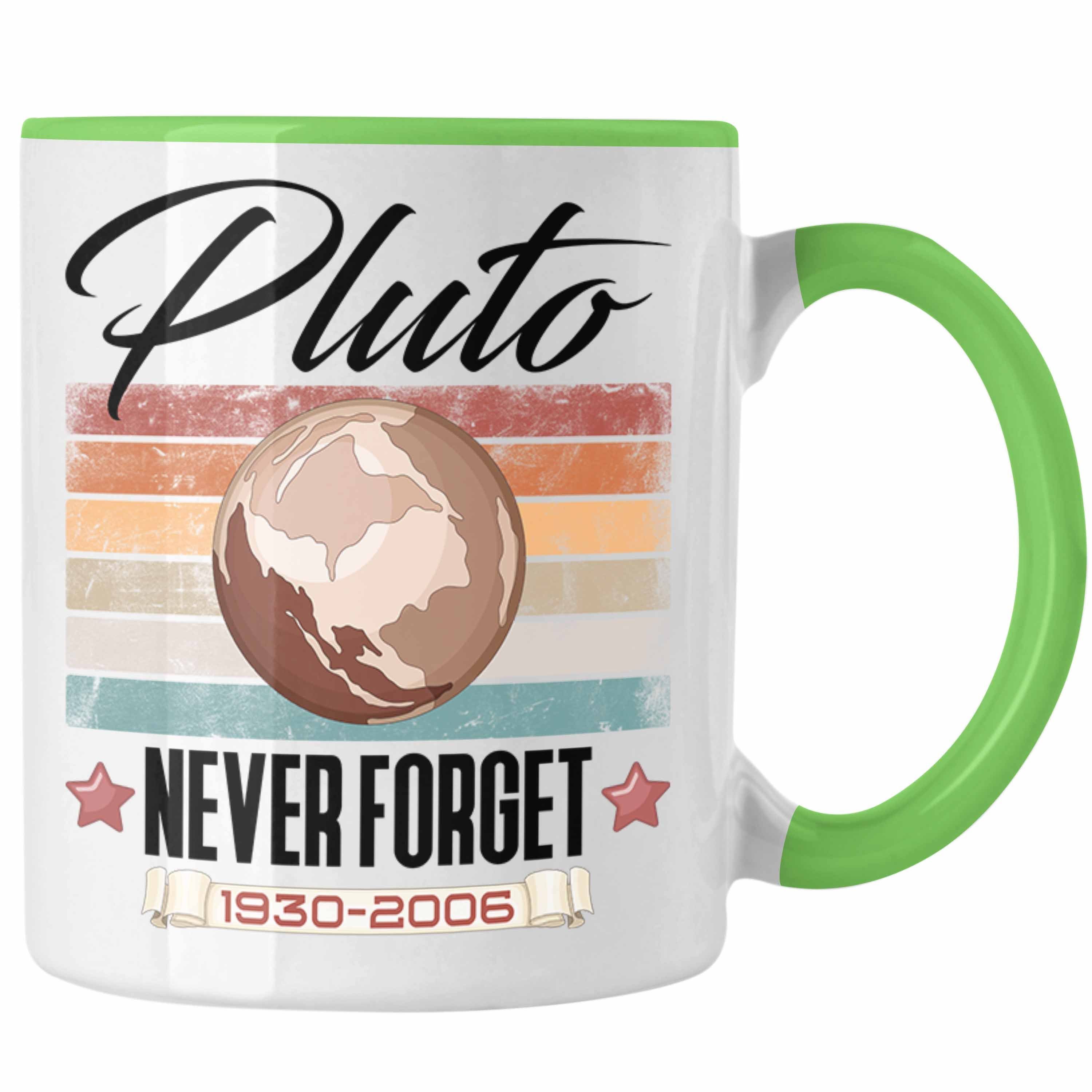 Trendation Tasse Tasse "Pluto Never Forget" Lustiges Geschenk für Astronomie-Fans Grün