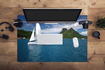 MuchoWow Gaming Mauspad Segelboot segelt entlang der grünen Küste (1-St), Büro für Tastatur und Maus, Mousepad Gaming, 90x60 cm, XXL, Großes