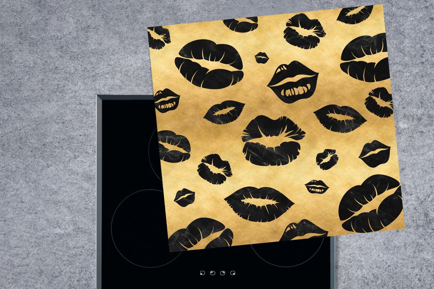MuchoWow Herdblende-/Abdeckplatte Muster - Kuss - für Gold Arbeitsplatte - 78x78 Schwarz, küche cm, (1 Ceranfeldabdeckung, Vinyl, tlg)