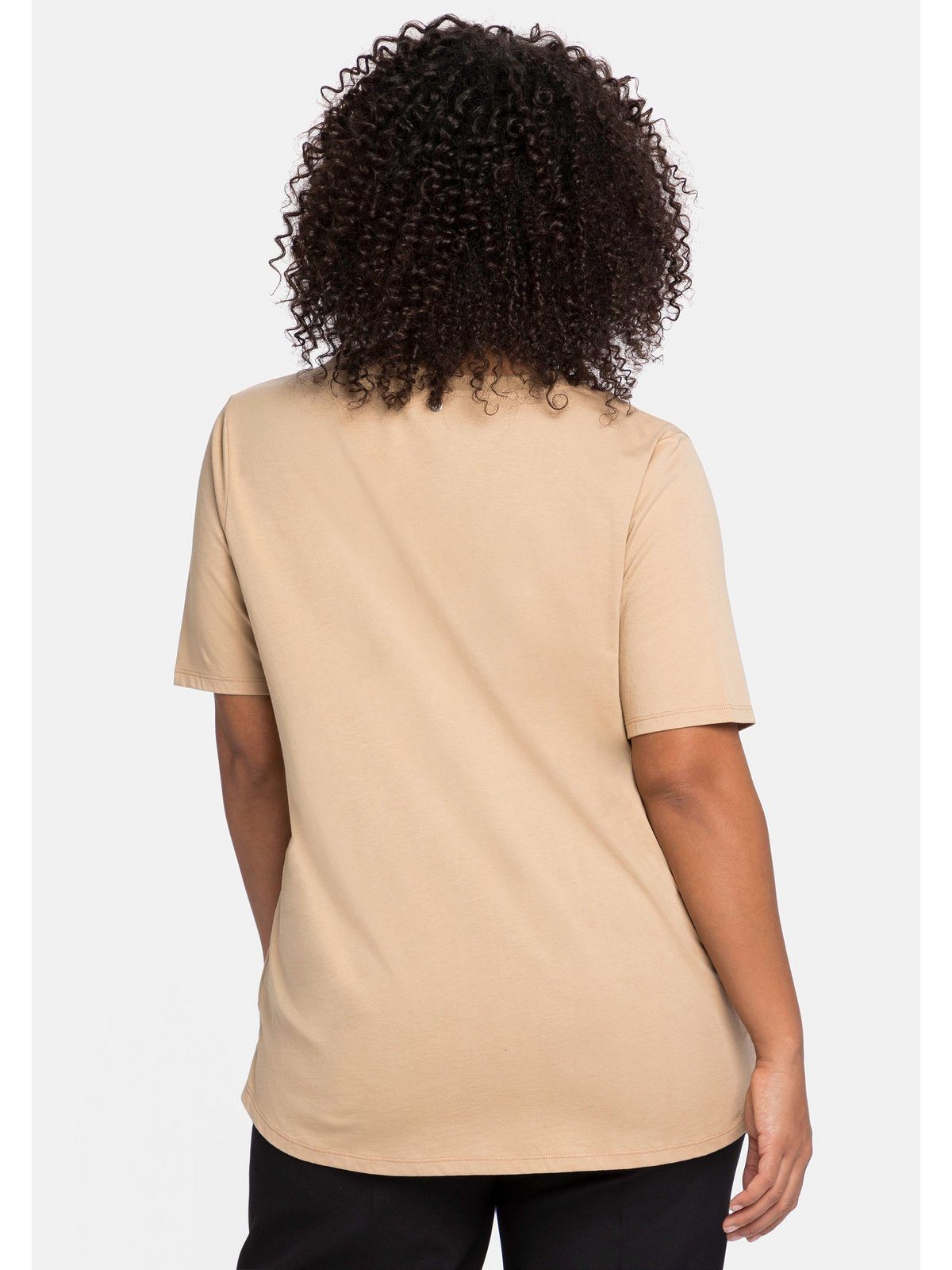 Sheego T-Shirt in A-Linie Größen am camelfarben Große V-Ausschnitt, Falte mit