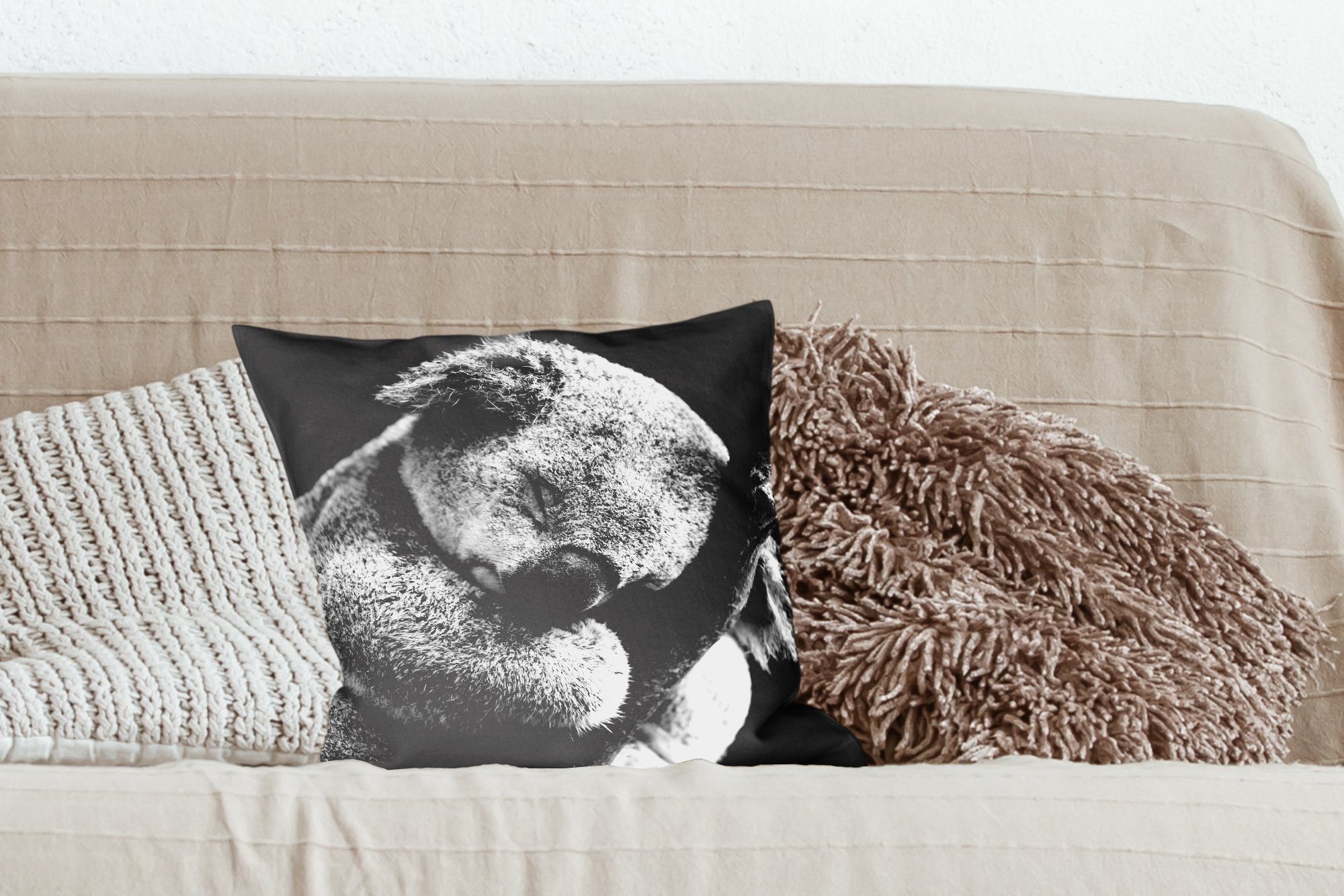 Hintergrund, Schlafzimmer, Deko, MuchoWow für mit Wohzimmer, Zierkissen Koala Dekokissen Schlafender Füllung auf schwarzem Sofakissen