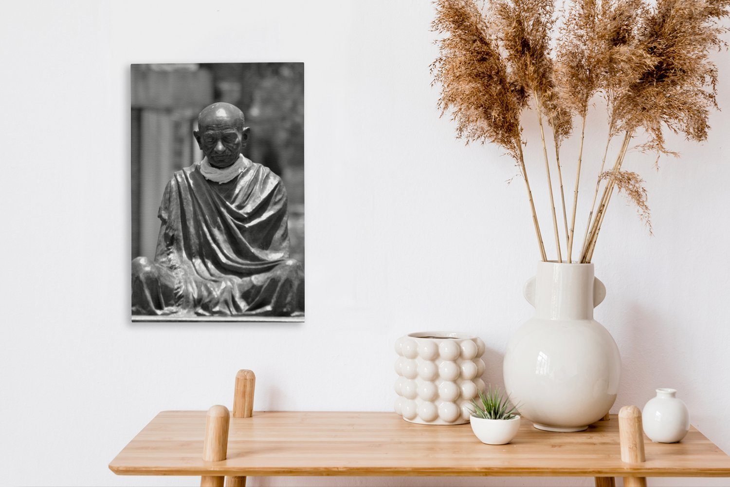 der 20x30 Ein von bespannt inkl. St), Leinwandbild cm Leinwandbild Ghandi, Zackenaufhänger, Gemälde, (1 fertig Schwarz-Weiß-Foto Statue OneMillionCanvasses®