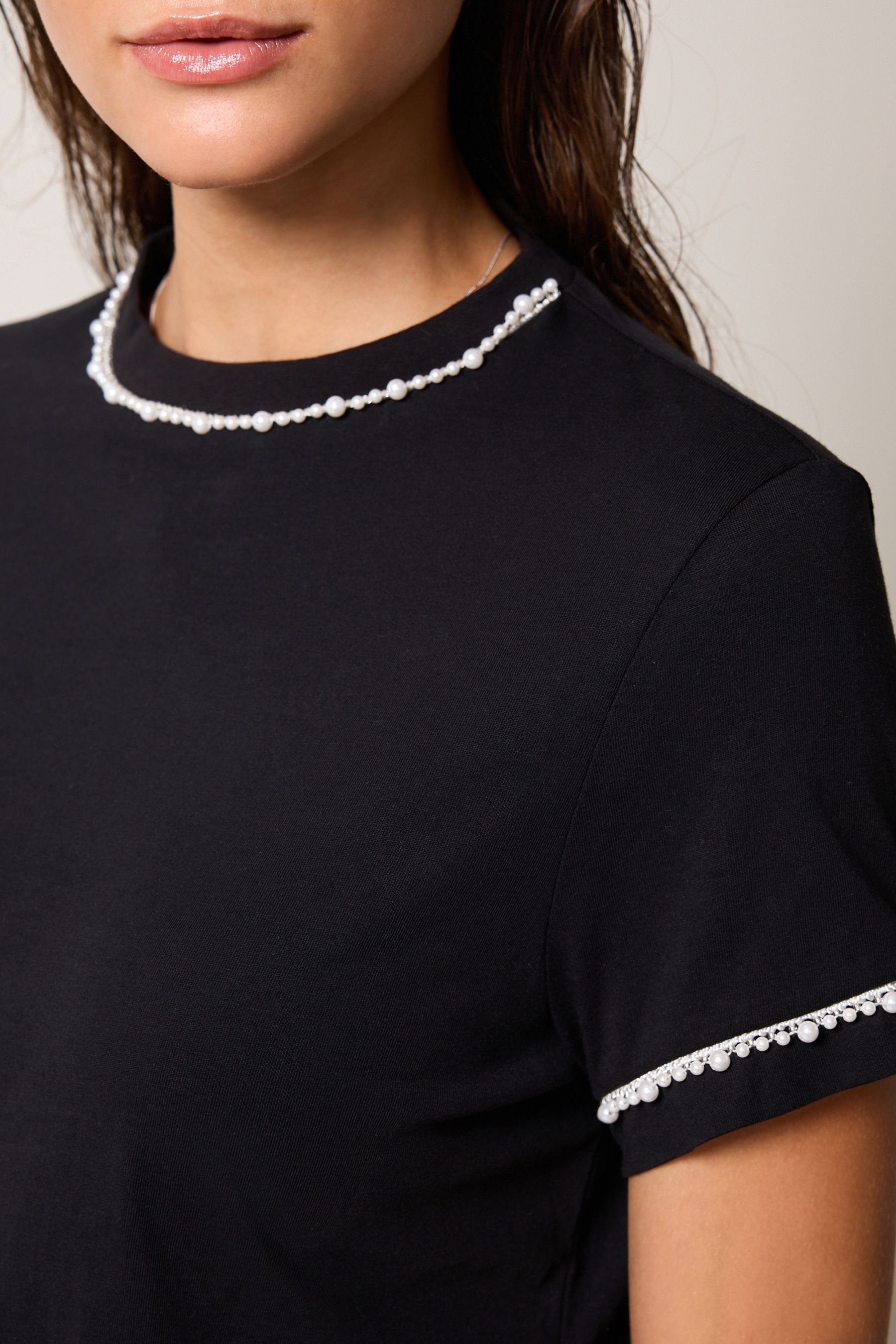 Black T-Shirt (1-tlg) Kurzärmeliges mit T-Shirt Next Perlenbesatz