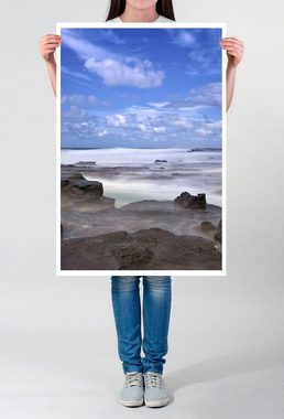Sinus Art Poster Landschaftsfotografie 60x90cm Poster Ruhiger Strand bei Nebel und Sonne