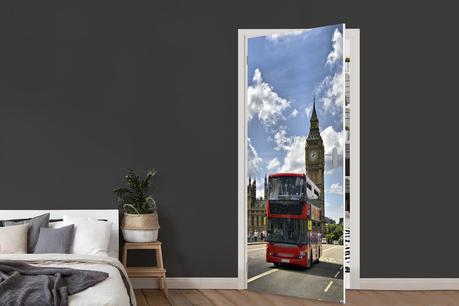 Türaufkleber, für cm Ein London, (1 MuchoWow roter bedruckt, St), Tür, mitten Fototapete 75x205 Matt, in Bus Türtapete