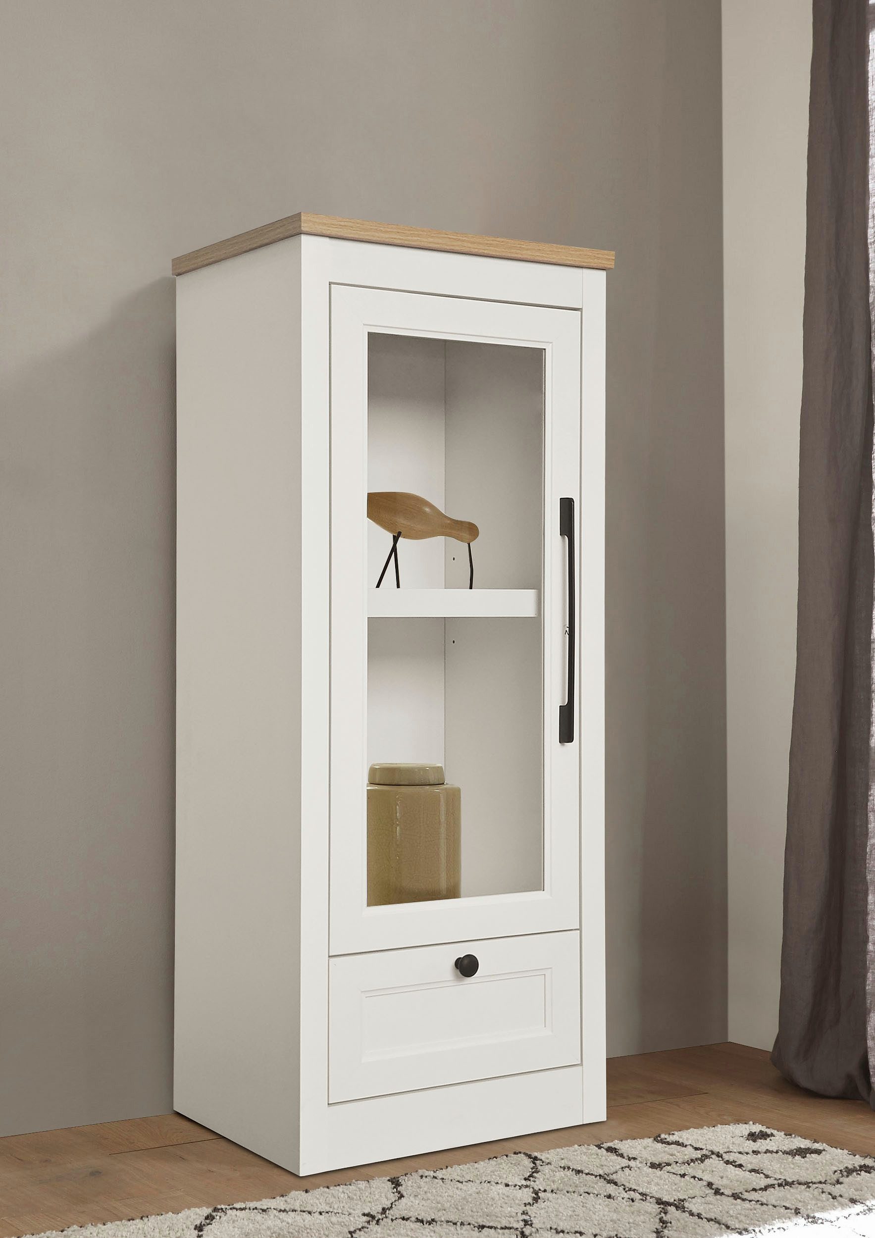 OTTO home Vitrine Ismund aus MDF, mit Holz-Zierleiste, schwarzem Metallgriff, Höhe 121 cm