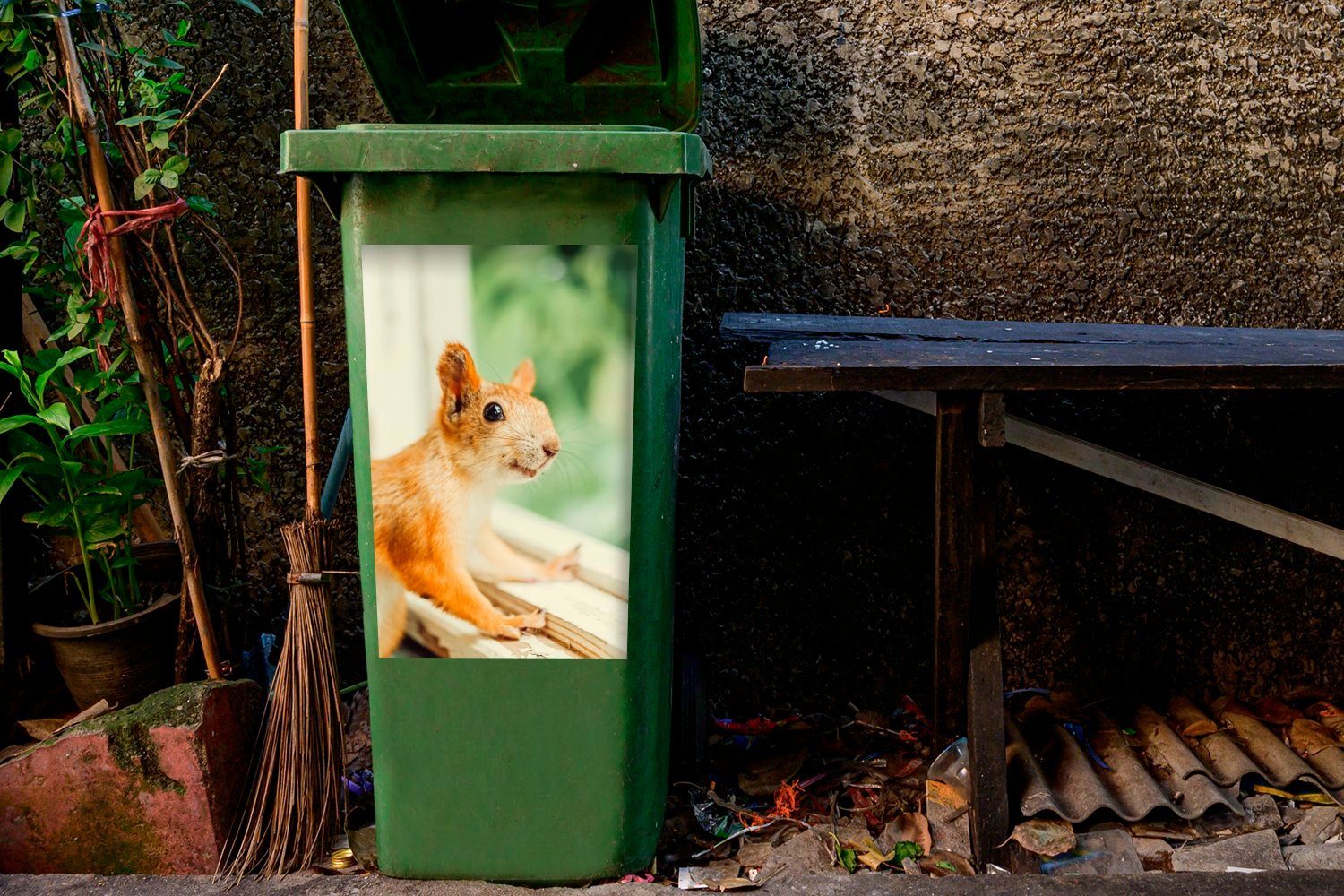 Abfalbehälter Mülltonne, MuchoWow Container, Eichhörnchen Sticker, Wandsticker schaut durchs Fenster lächelnd St), (1 Mülleimer-aufkleber,