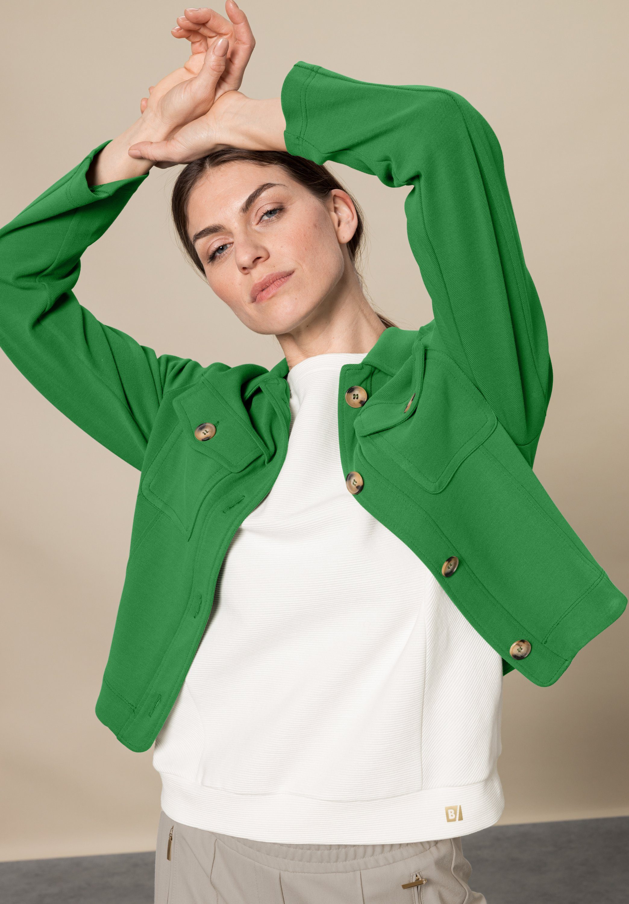 bianca Kurzjacke mit greenery dark MIRANDA angesagter Trendfarbe Details in stylischen