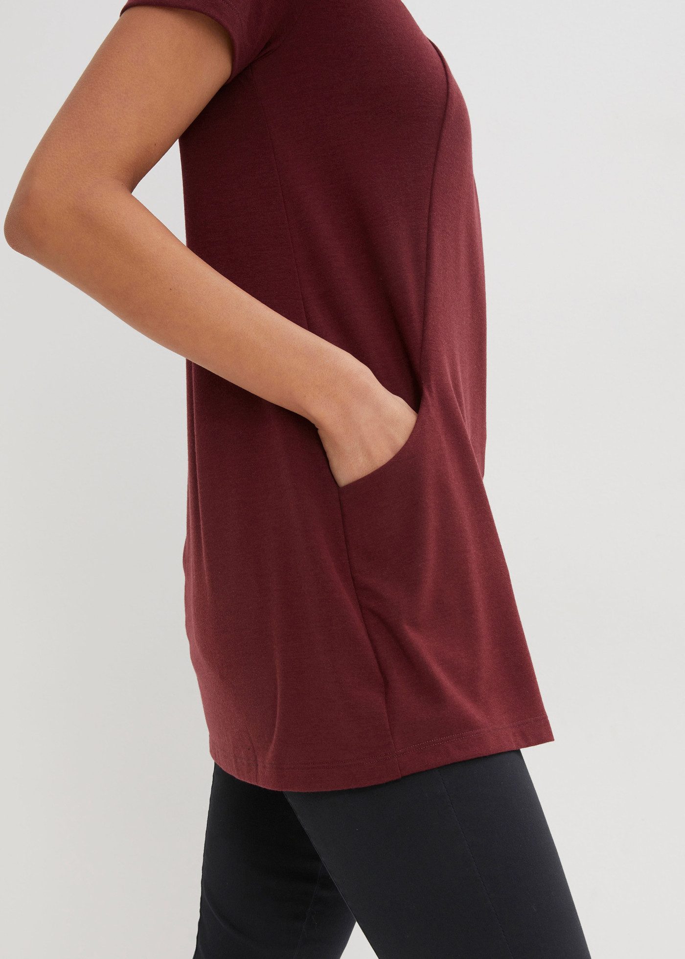 bonprix Longshirt figurumspielende Passform, Kurzarm, mit Eingriffstaschen