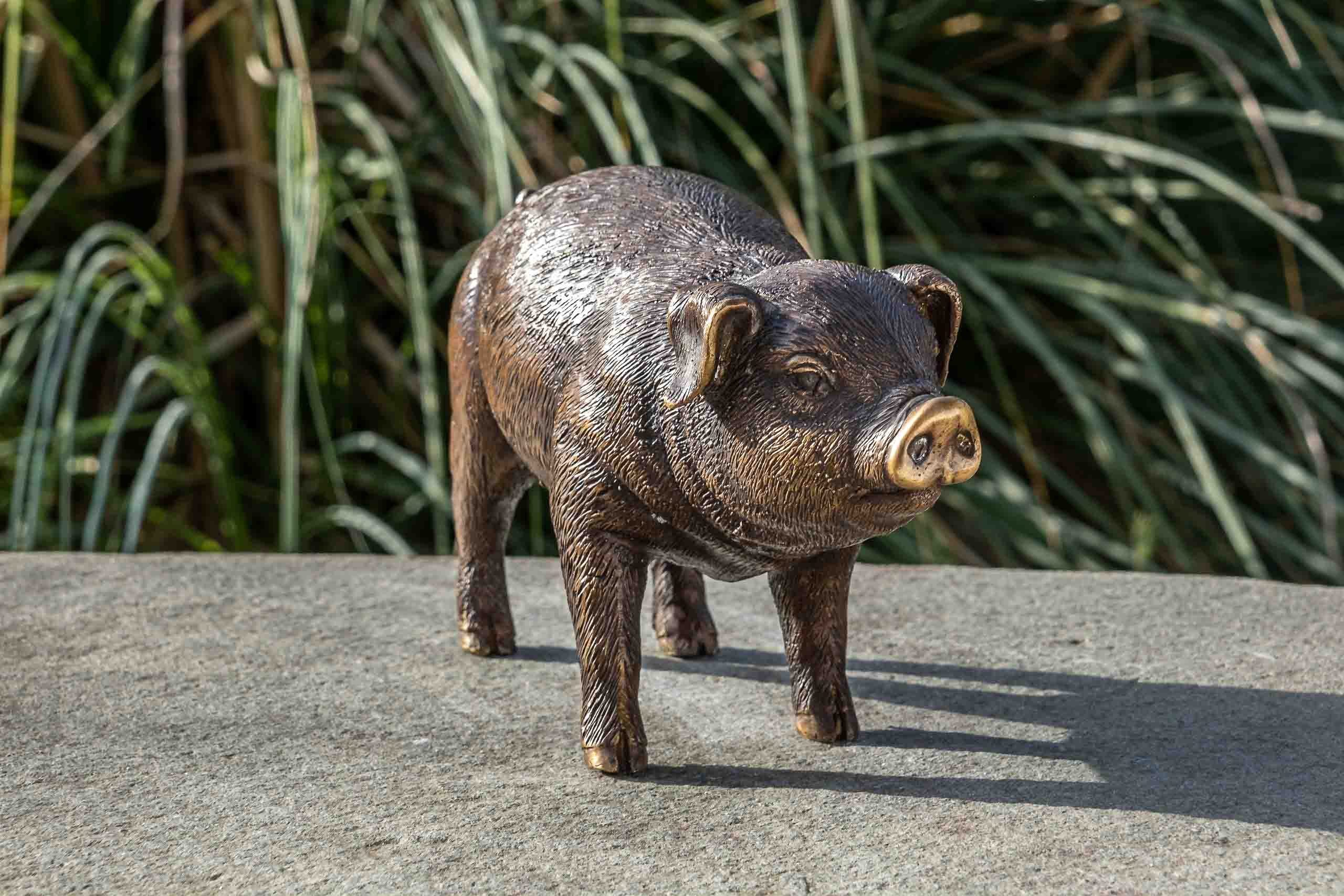 IDYL Gartenfigur IDYL Bronze-Skulptur Kleines Schweinchen, Bronze – sehr robust – Langlebig – witterungsbeständig gegen Frost, Regen und UV-Strahlung. Die Modelle werden in Wachsausschmelzverfahren in Bronze gegossen und von Hand patiniert.