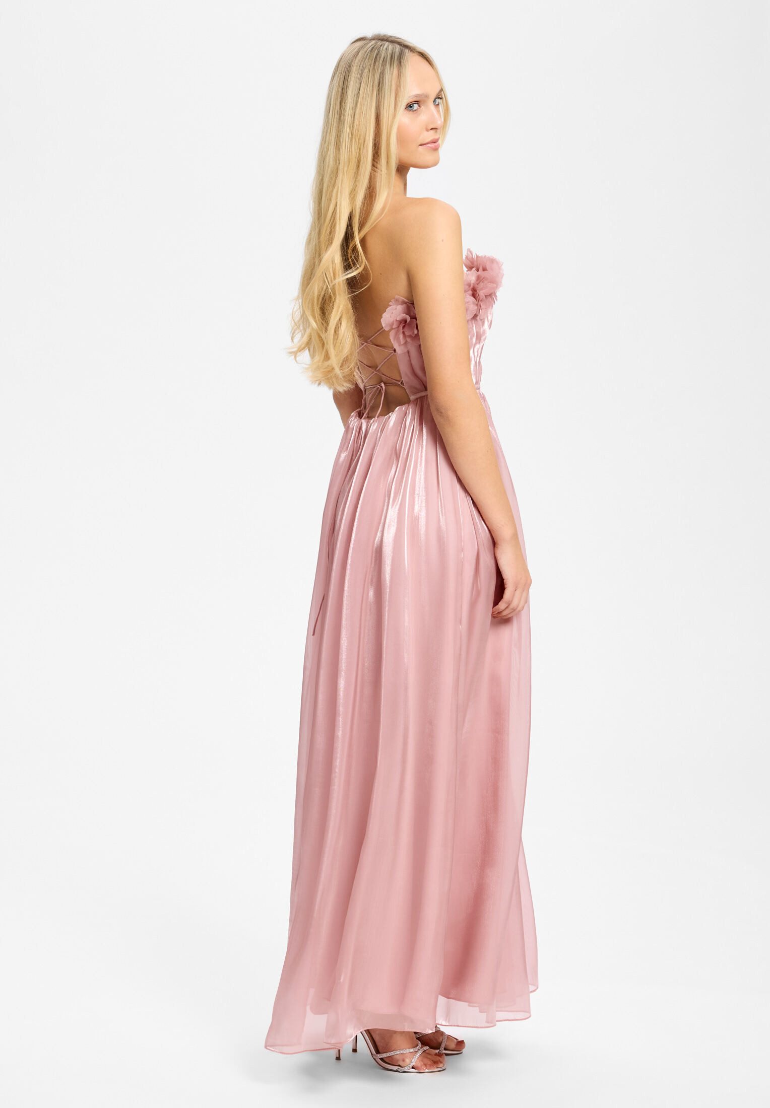 Hey Kyla Abendkleid - Organzakleid mit floralen Details Taillierter Schnitt mit fließendem Rockteil