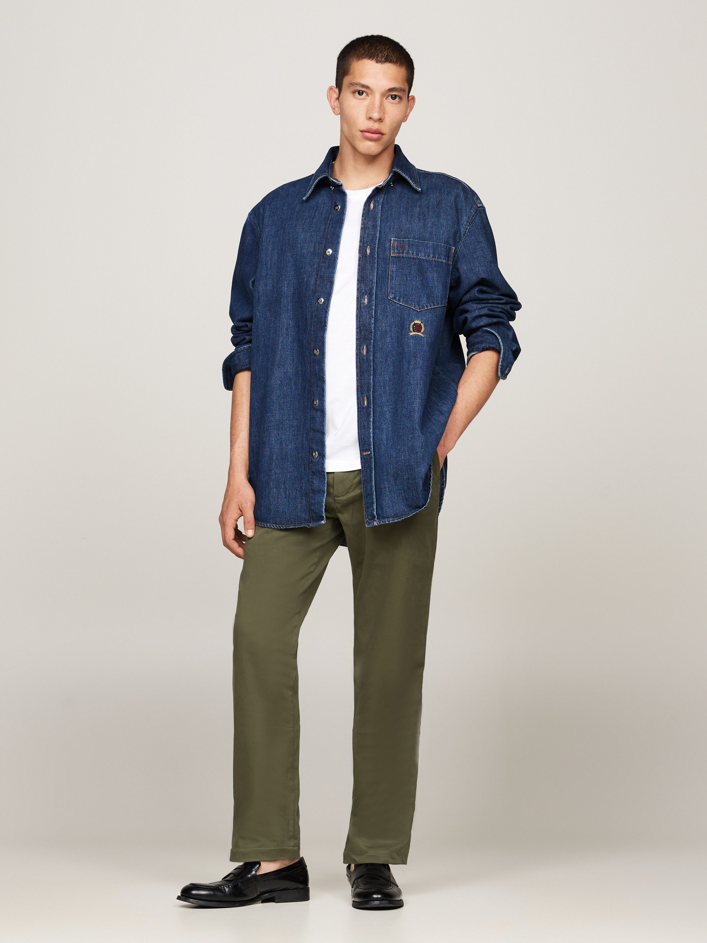Tommy Hilfiger Chinohose DENTON CHINO SATIN mit Gesäßtaschen mit Knopf, Logostickerei – Bild 5 von 5