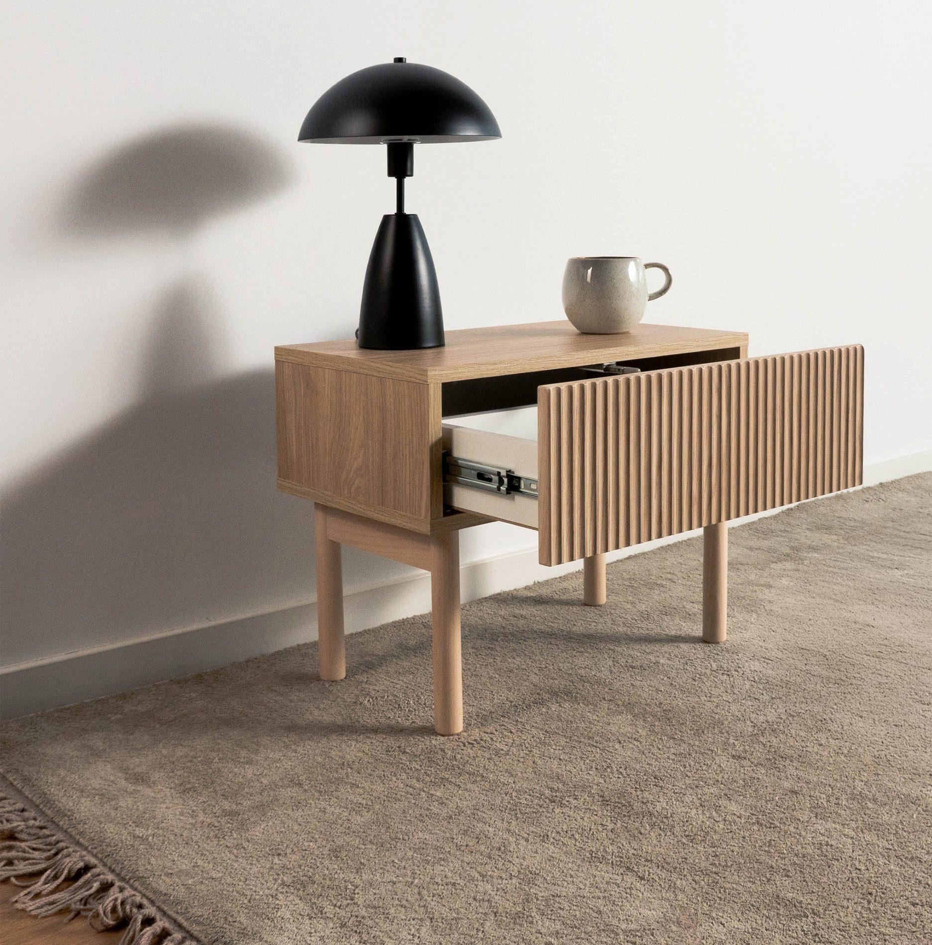 Selsey Nachttisch NOLIE, mit Schublade, geriffelter Front und Beinen aus Massivholz, 50 cm