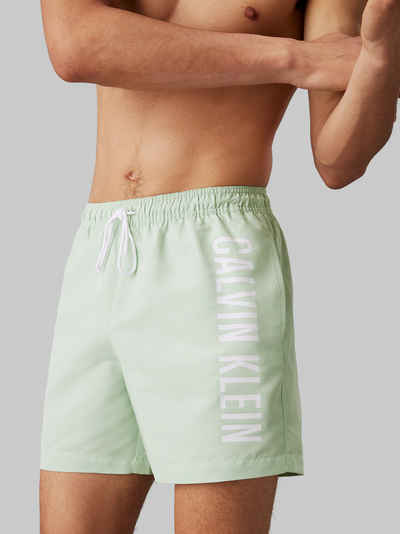 Calvin Klein Swimwear Badeshorts MEDIUM DRAWSTRING mit kontrastfarbenem Logo-Schrifztug am Bein