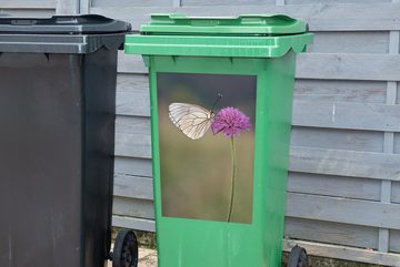 MuchoWow Wandsticker Schwarzgeäderter weißer Schmetterling auf einer Distel (1 St), Mülleimer-aufkleber, Mülltonne, Sticker, Container, Abfalbehälter