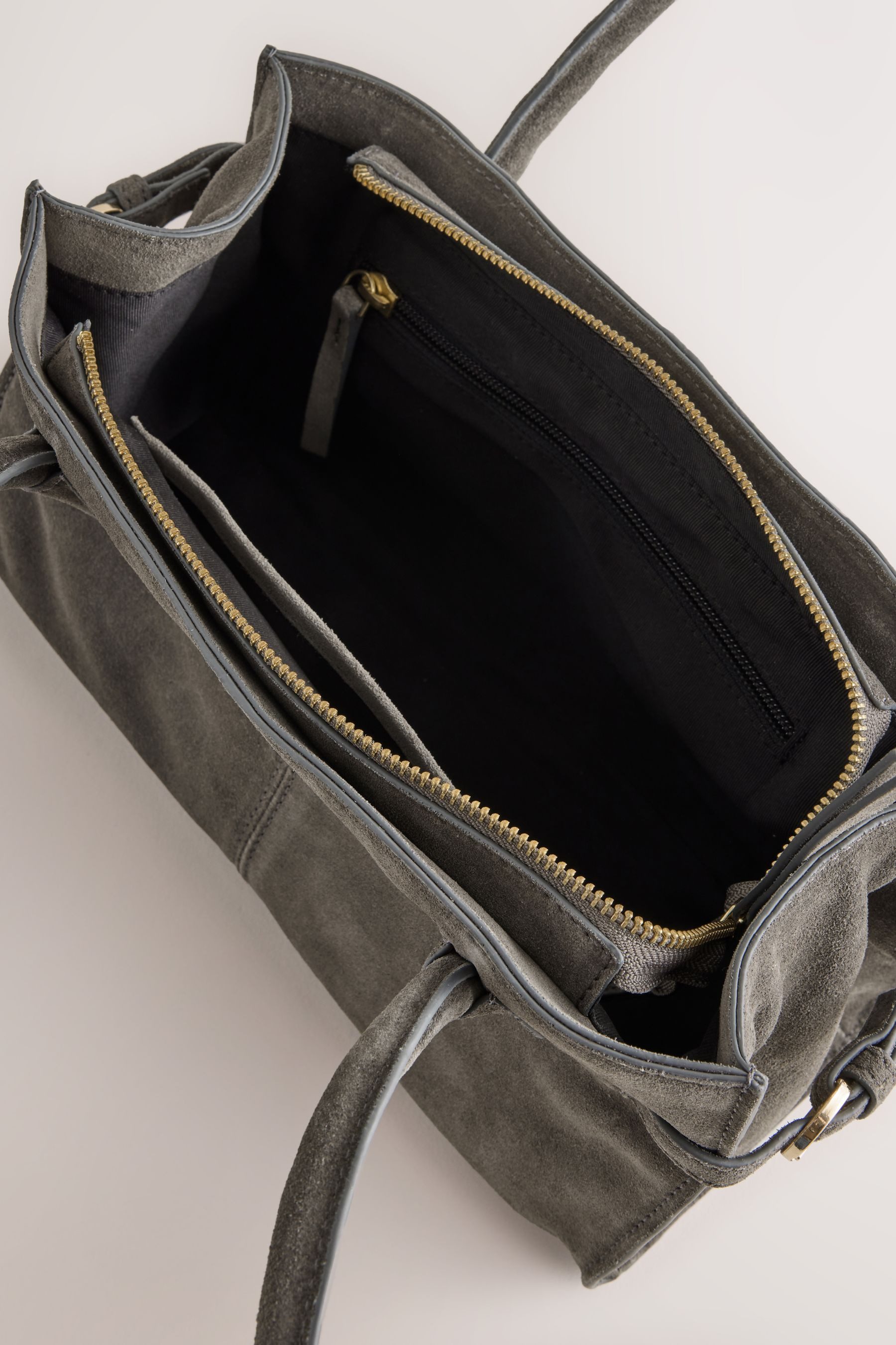 Next Schultertasche Strukturierte Schultertasche aus Veloursleder (1-tlg)