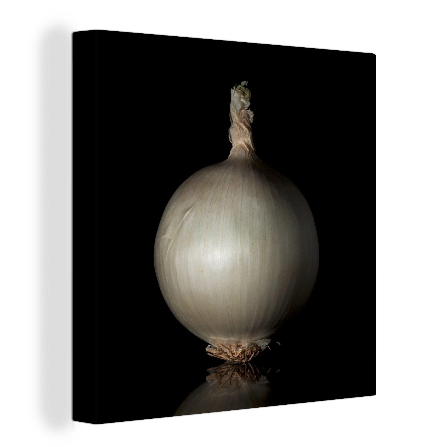 OneMillionCanvasses® Leinwandbild Einsame weiße Zwiebel auf einem schwarzen reflektierenden Hintergrund, (1 St), Leinwand Bilder für Wohnzimmer Schlafzimmer