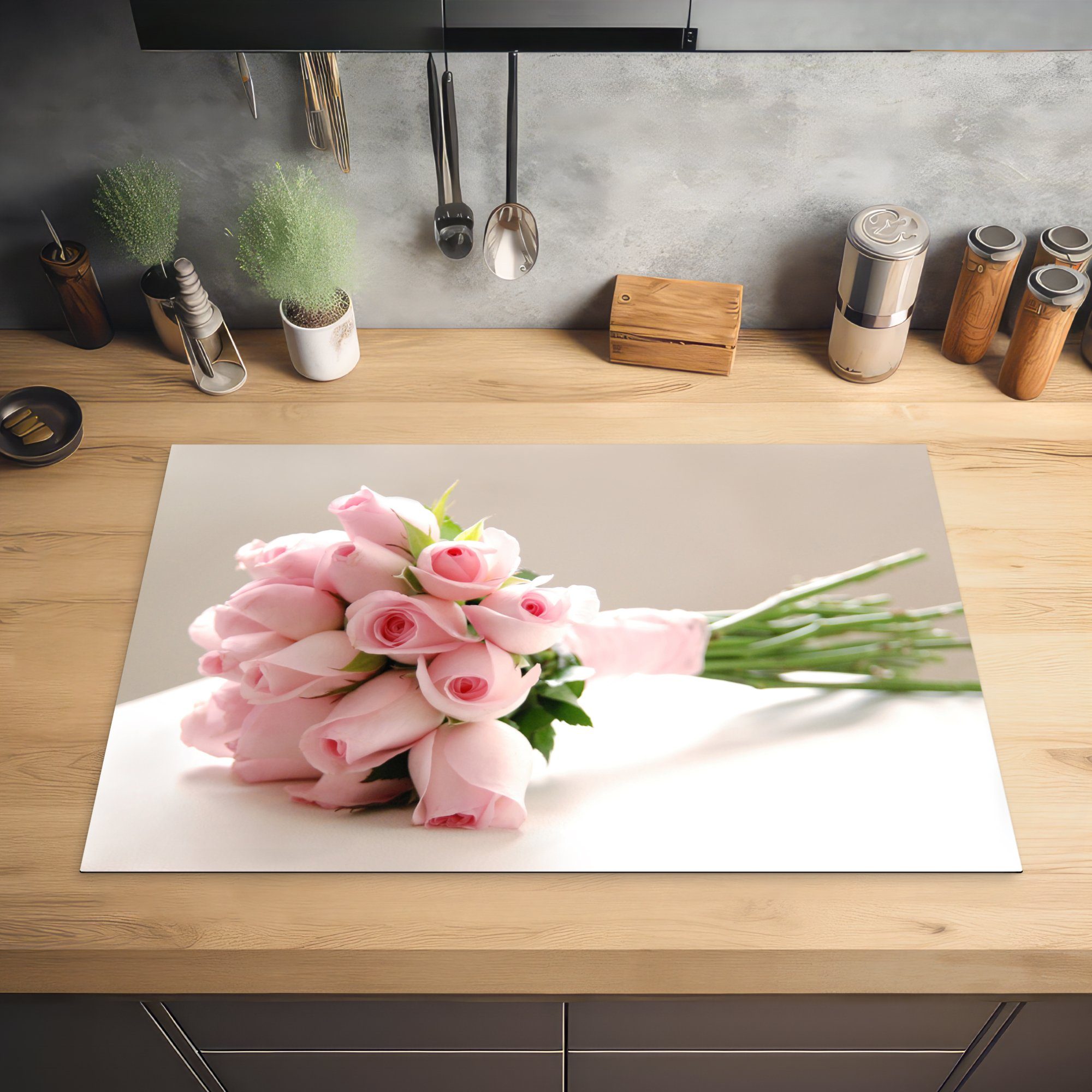 MuchoWow Herdblende-/Abdeckplatte Ein weißen rosa tlg), Ceranfeldabdeckung Schutz 81x52 auf Rosen (1 Tisch, cm, die küche, Blumenstrauß Vinyl, Induktionskochfeld für einem aus
