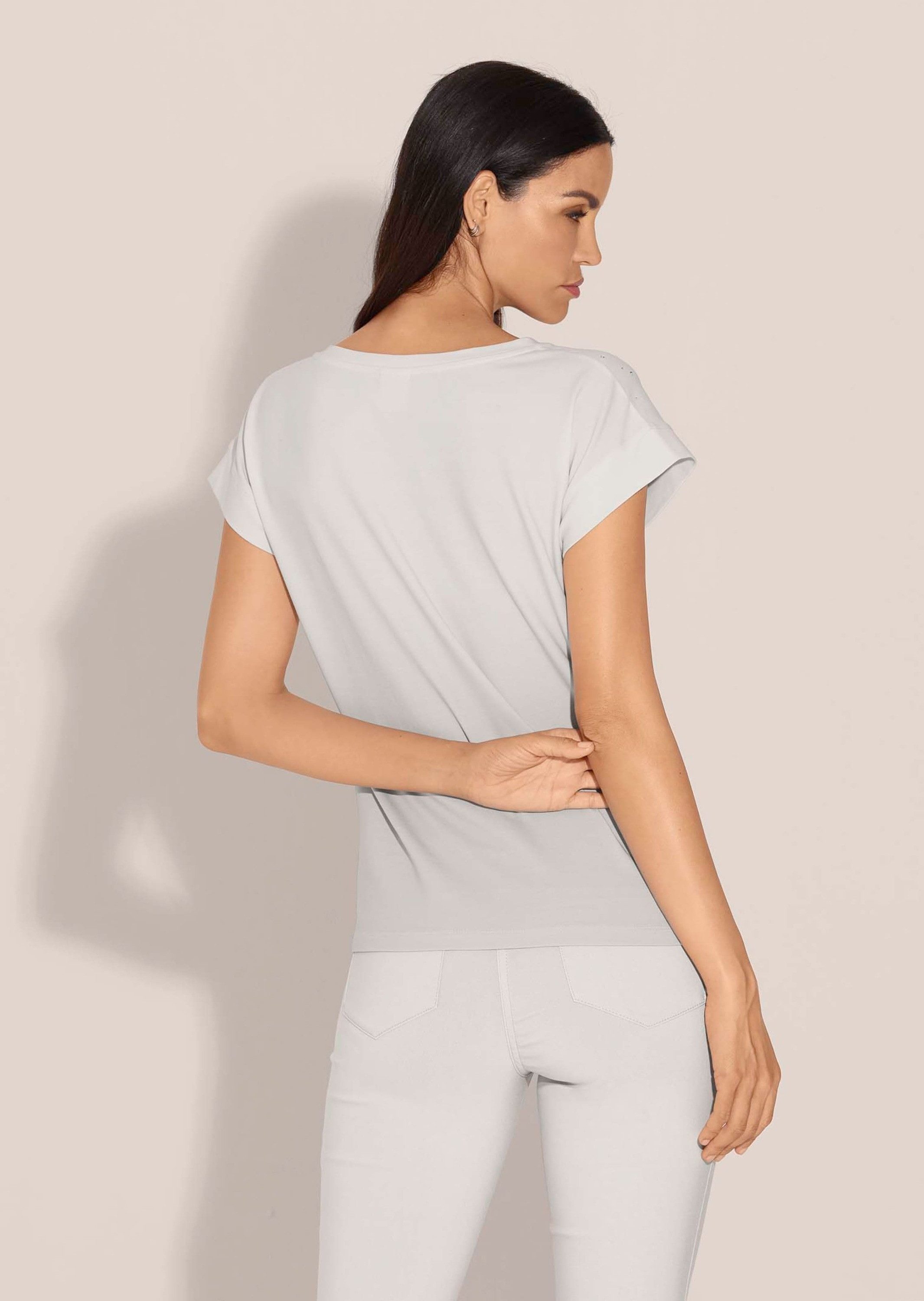 MADELEINE Kurzarmshirt Sommerliches Jerseyshirt mit V-Ausschnitt Funkelndes Baumwollshirt mit Halbarm und überschnittenen Schultern