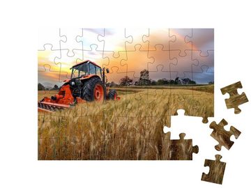 puzzleYOU Puzzle Traktor bei der Arbeit auf dem Gerstenfeld, 48 Puzzleteile, puzzleYOU-Kollektionen Traktoren