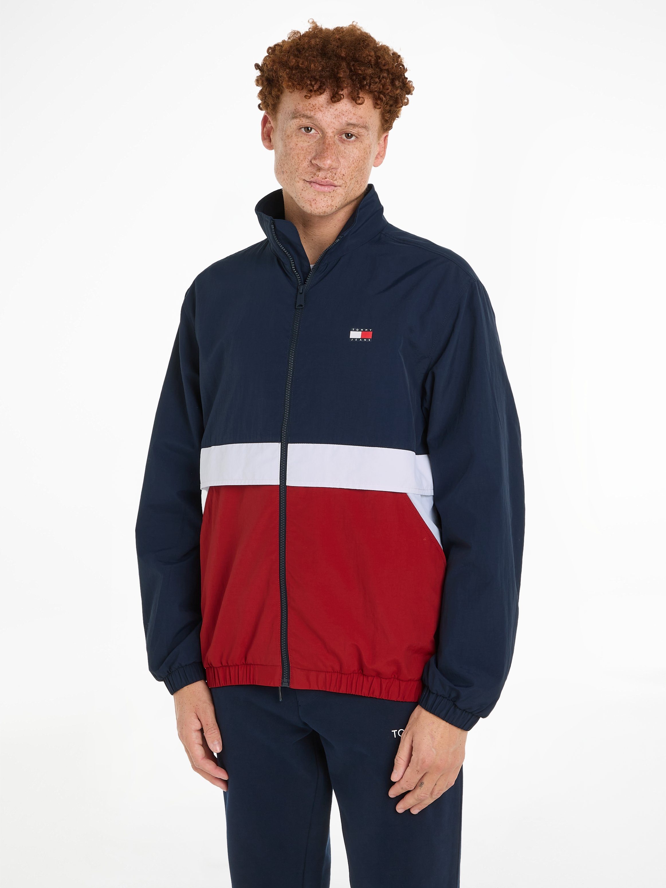 Tommy Jeans Anorak TJM ESSENTIAL COLORBLOCK JACKET mit hohem Stehkragen