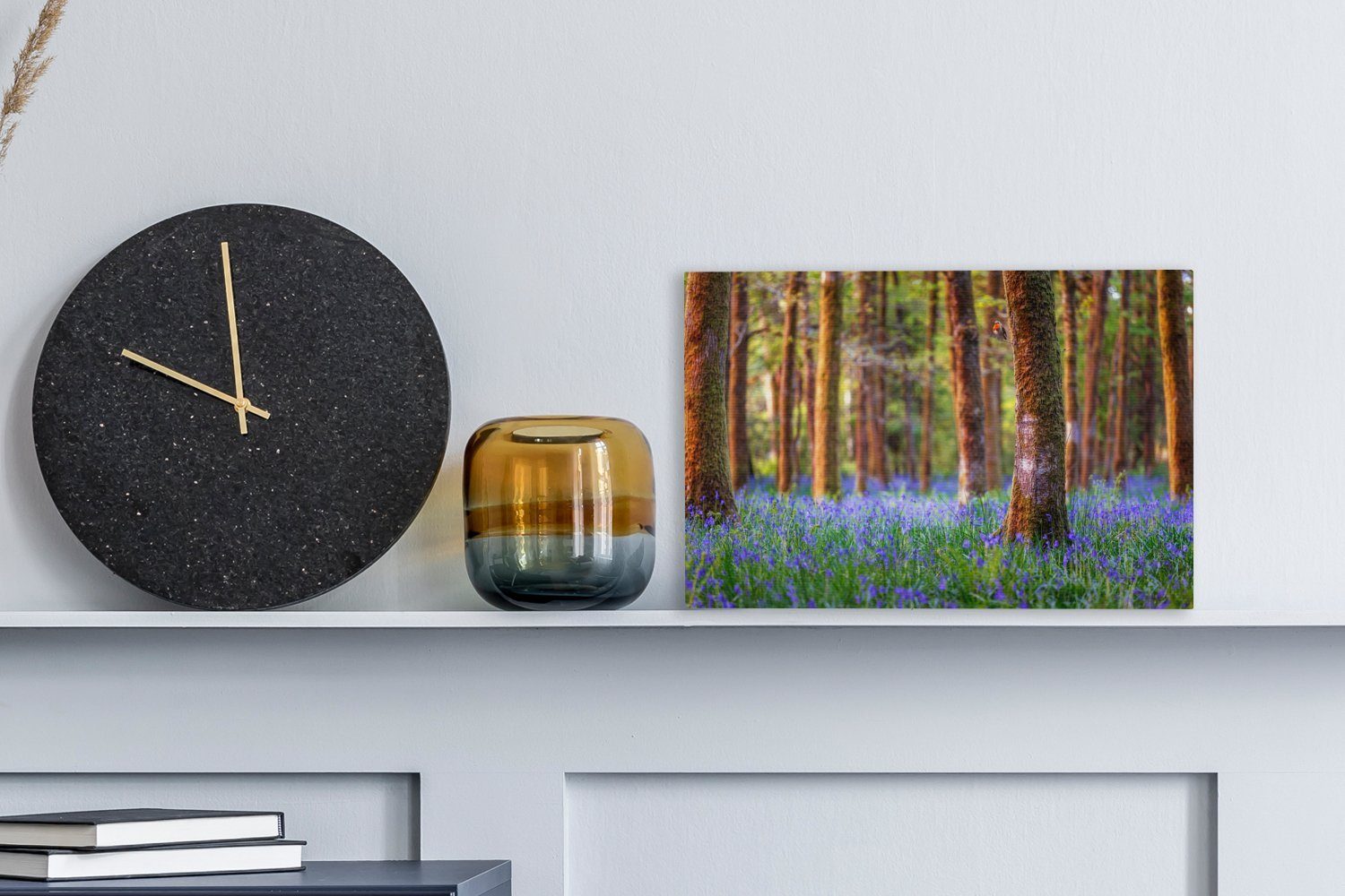 OneMillionCanvasses® Leinwandbild Rotkehlchen in einem geheimnisvollen Wald aus Hyazinthen, Fotodruck (1 St), Leinwand Bilder Klein, Wand Dekoration Aesthetic 30x20 cm