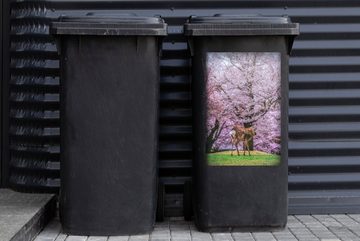 MuchoWow Wandsticker Ein Park mit einer großen Sakura (1 St), Mülleimer-aufkleber, Mülltonne, Sticker, Container, Abfalbehälter