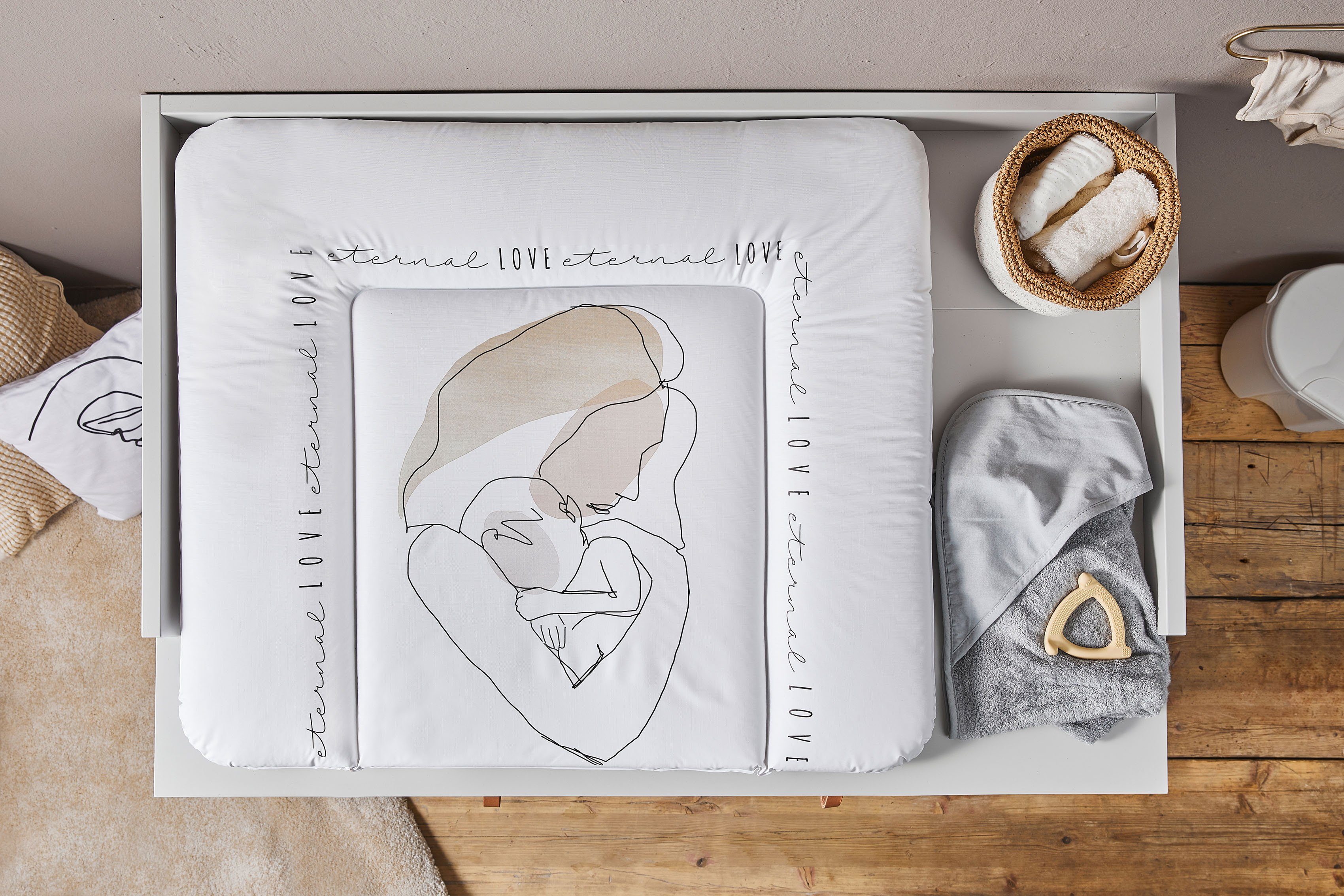 Rotho Babydesign Wickelauflage Line-Art, breit; Europe Made in Love Line-Art Motiv Eternal